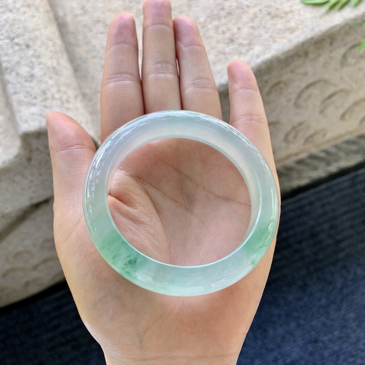 正圈 圈口52.7/11.8/8.3 编码GJ060559 冰种飘绿花，清透，水润，种老，细腻，无裂