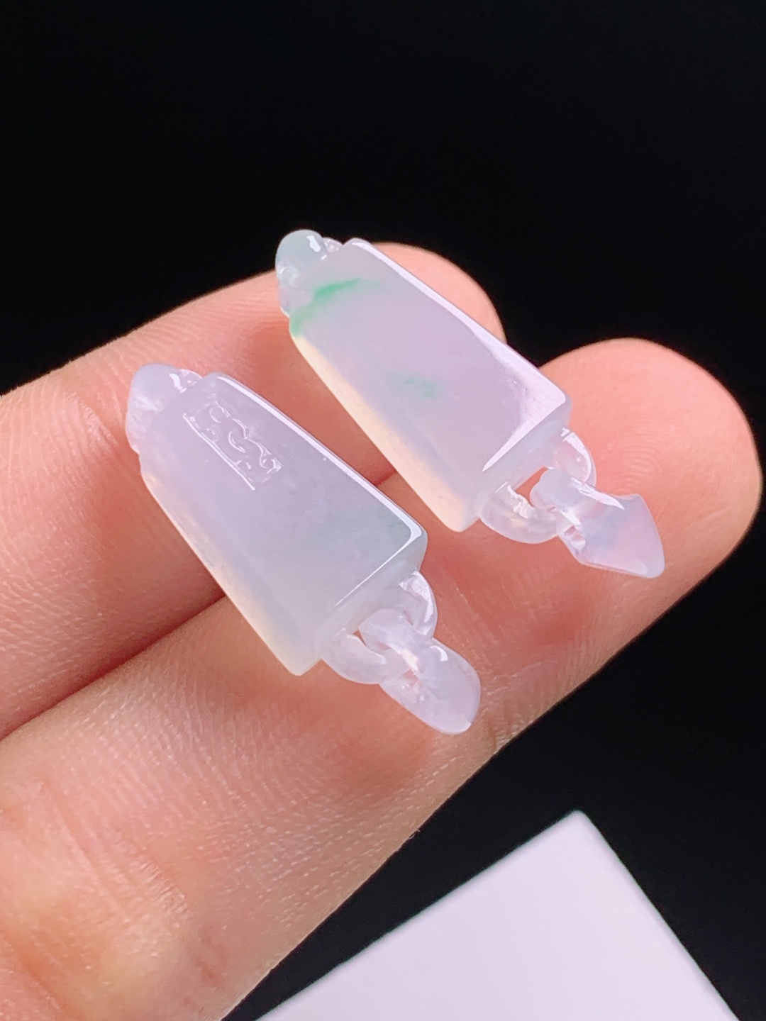 冰飘绿称心如意一对，俏翠点缀镂空活环，精工配石镶嵌