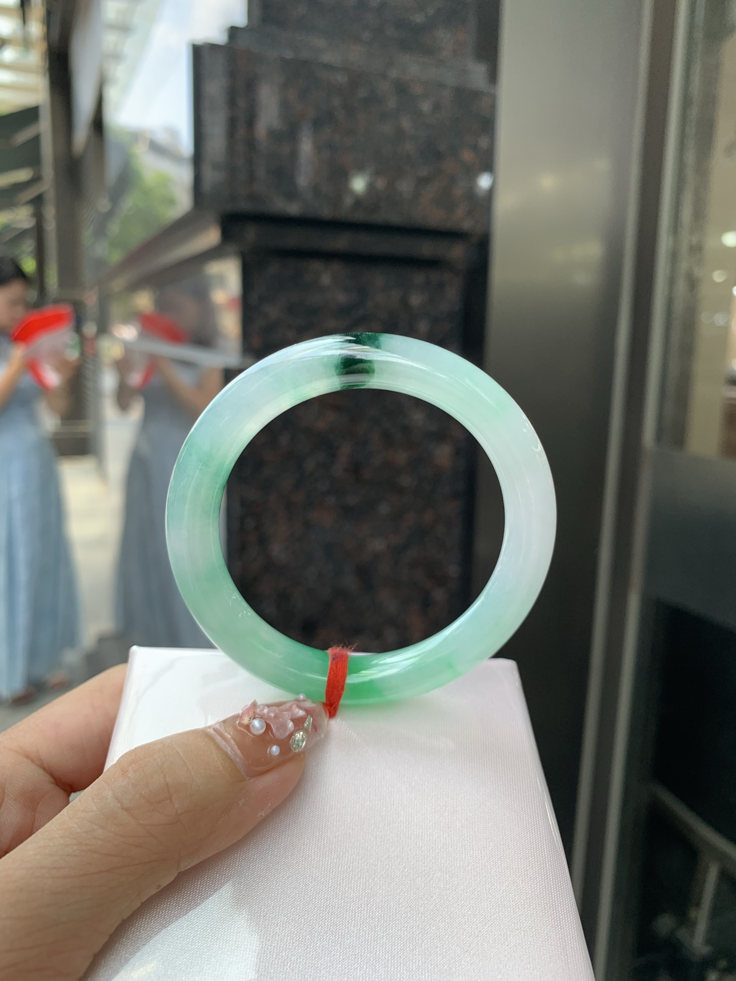 冰阳绿花美人条 50.3-8.6-8.4 0604-N890 底妆冰润细腻，春风十里不如腕间一抹绿，阳绿花如春日的嫩草，仙气缭绕，很有意境，古典优雅令人沉醉其中