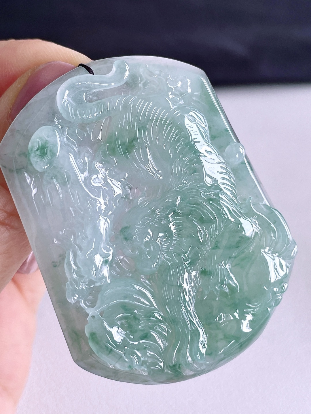 糯冰飘花生肖虎下山虎牌吊坠 说明 缅料 无裂 性比高 尺寸 55.4-44-5.2 重量 27.8克