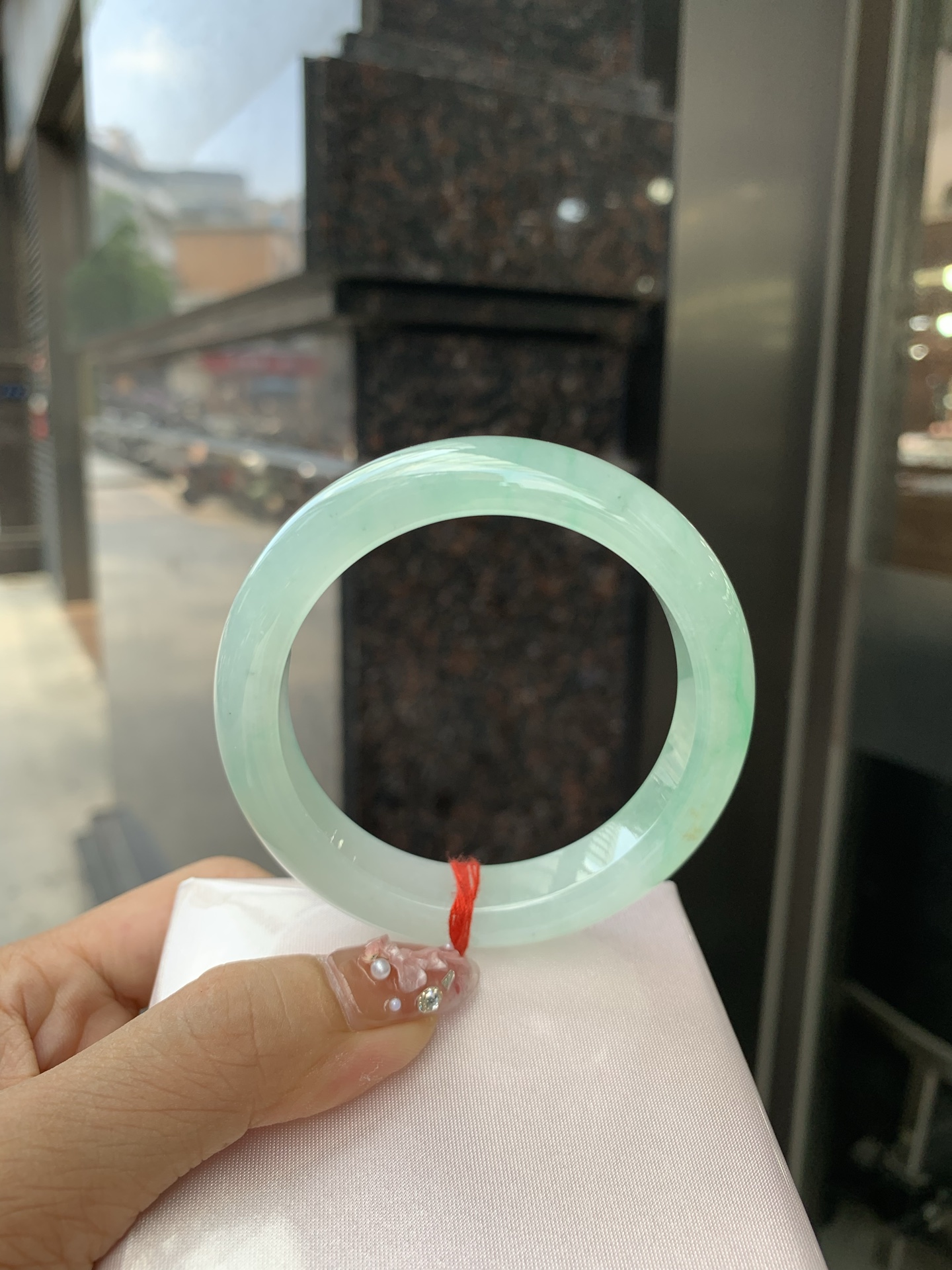 冰飘绿花正圈 55-8.8-11.9 0604-N889 打灯细纹，底妆冰润细腻，有洒金特色，春风十里不如腕间一抹绿，绿花如春日的嫩草，仙气缭绕，很有意境，古典优雅令人沉醉其中