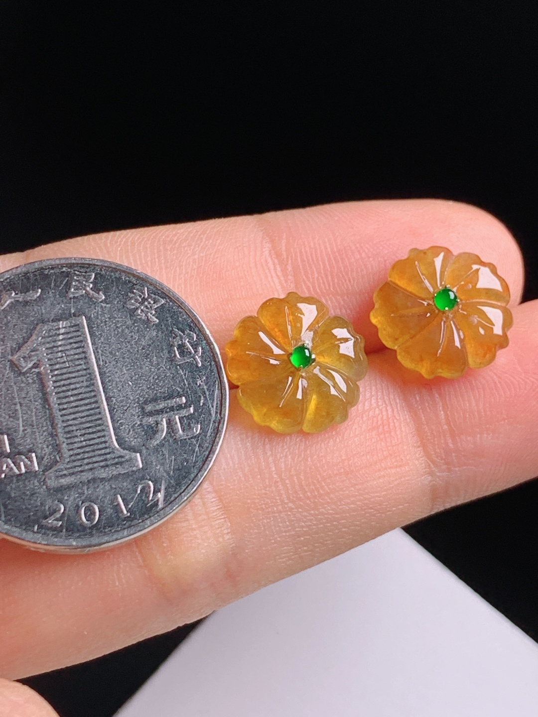 冰黄翡小花耳钉，蜜糖黄配正阳绿芯，耳钉镶嵌出彩
