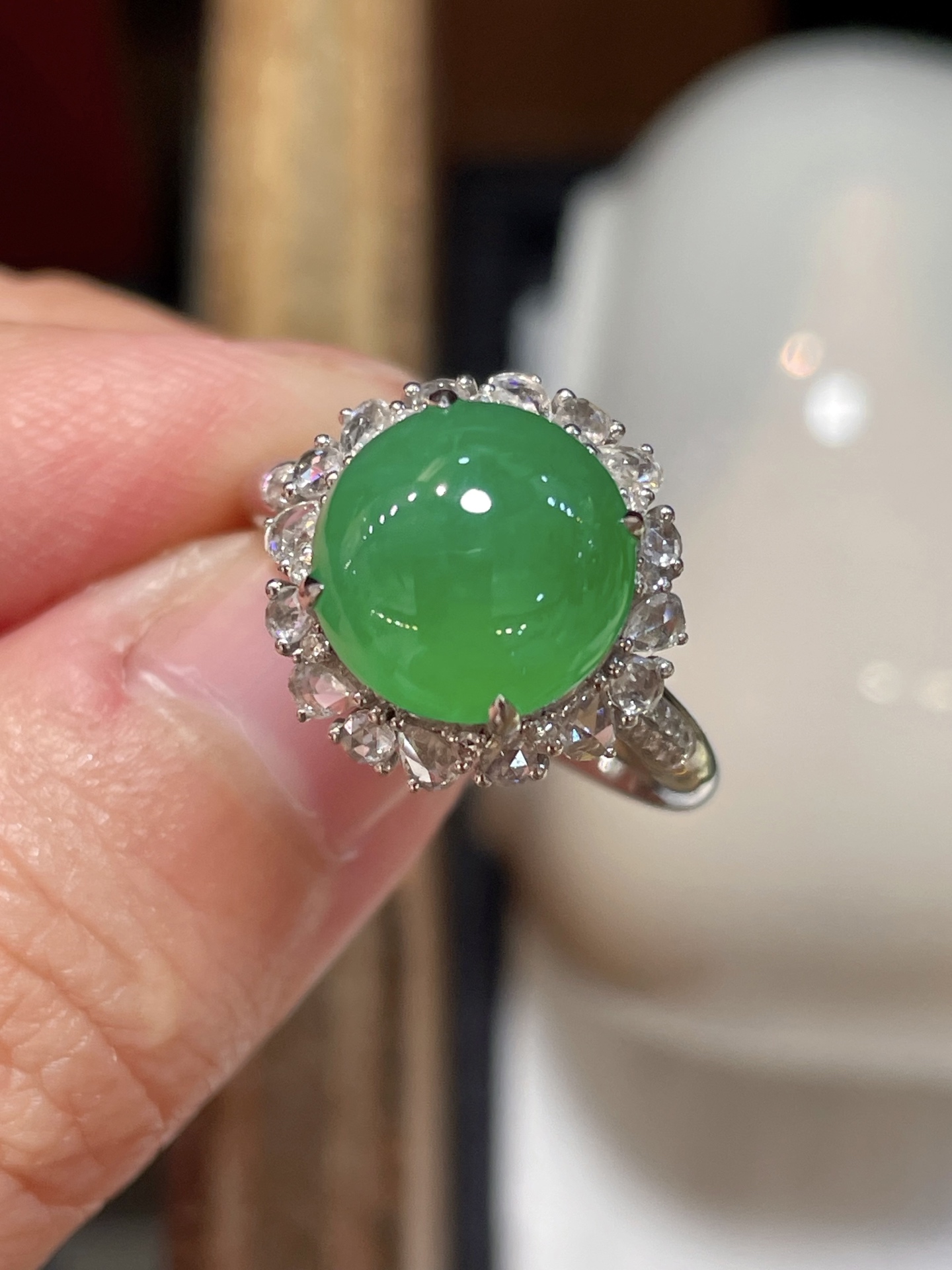 性比高 翡翠蛋面戒指，形状饱满圆润 品相特别好，满色，品相好 胶感十足，10.2-10.1-4.9