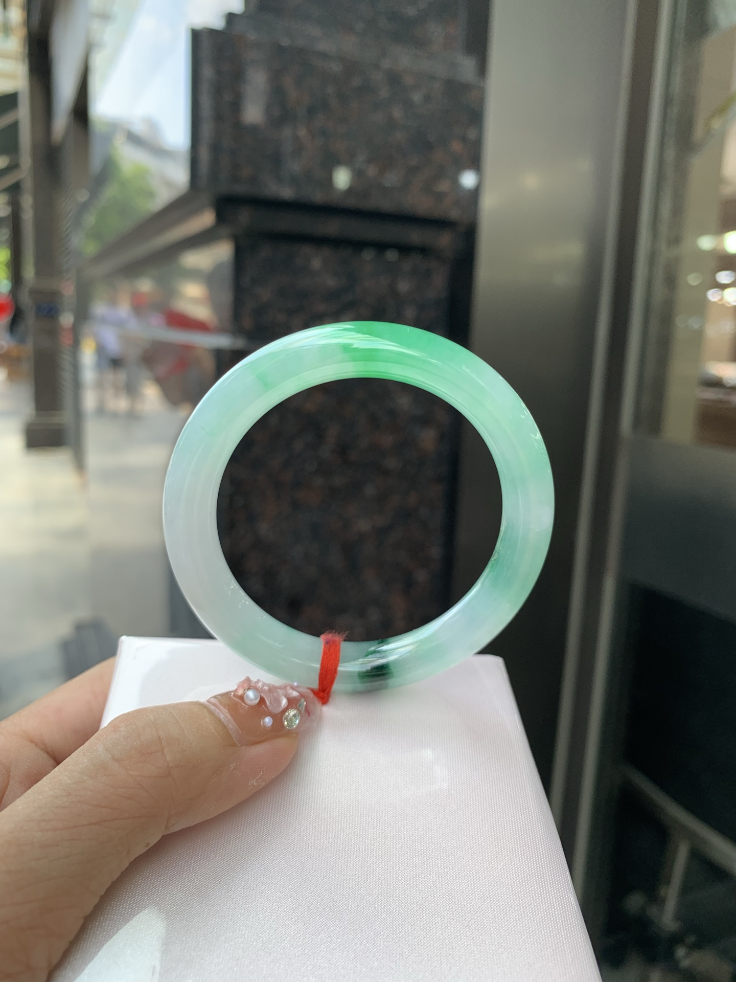 冰阳绿花美人条 50.3-8.6-8.4 0604-N890 底妆冰润细腻，春风十里不如腕间一抹绿，阳绿花如春日的嫩草，仙气缭绕，很有意境，古典优雅令人沉醉其中