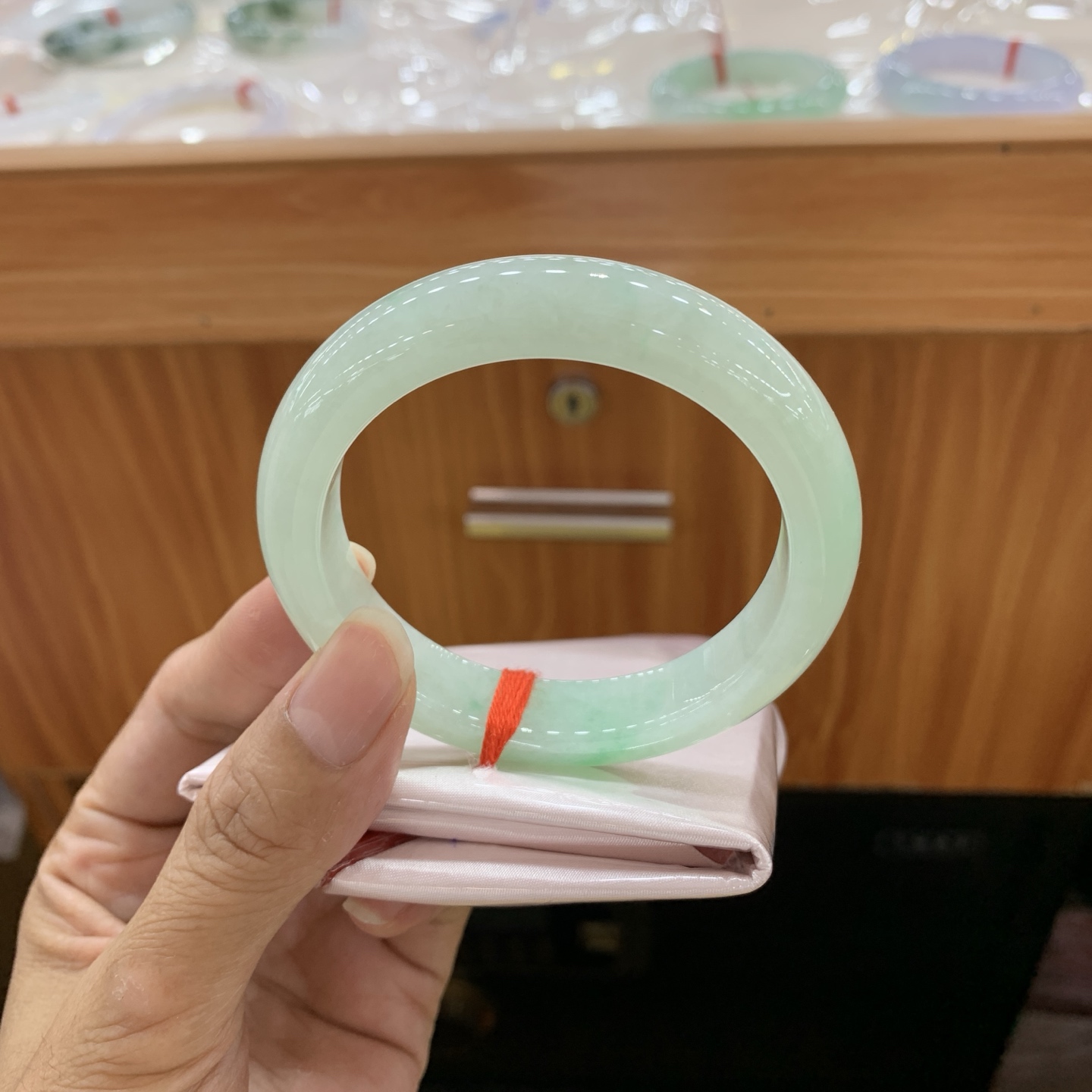 060305FN 飘绿正圈翡翠手镯 56.3-12-8.8
