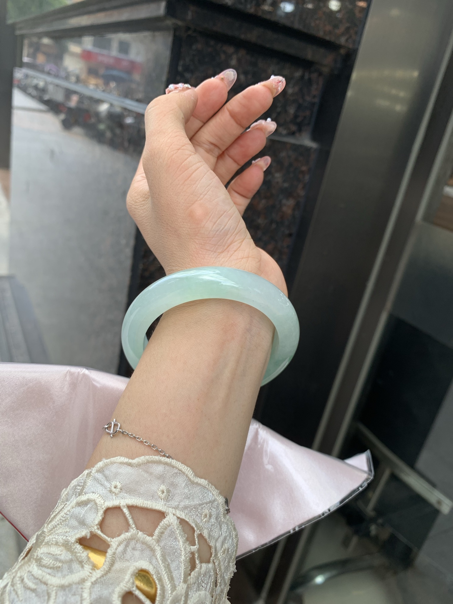 冰飘绿花正圈 55-8.8-11.9 0604-N889 打灯细纹，底妆冰润细腻，有洒金特色，春风十里不如腕间一抹绿，绿花如春日的嫩草，仙气缭绕，很有意境，古典优雅令人沉醉其中