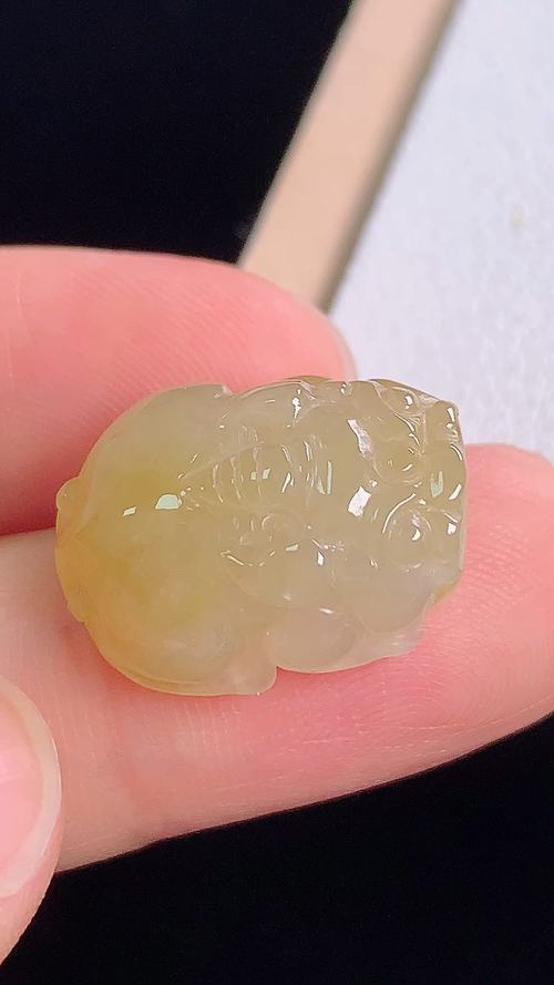 黄翡貔貅，无裂，尺寸:17.2-13.3-7.6mm