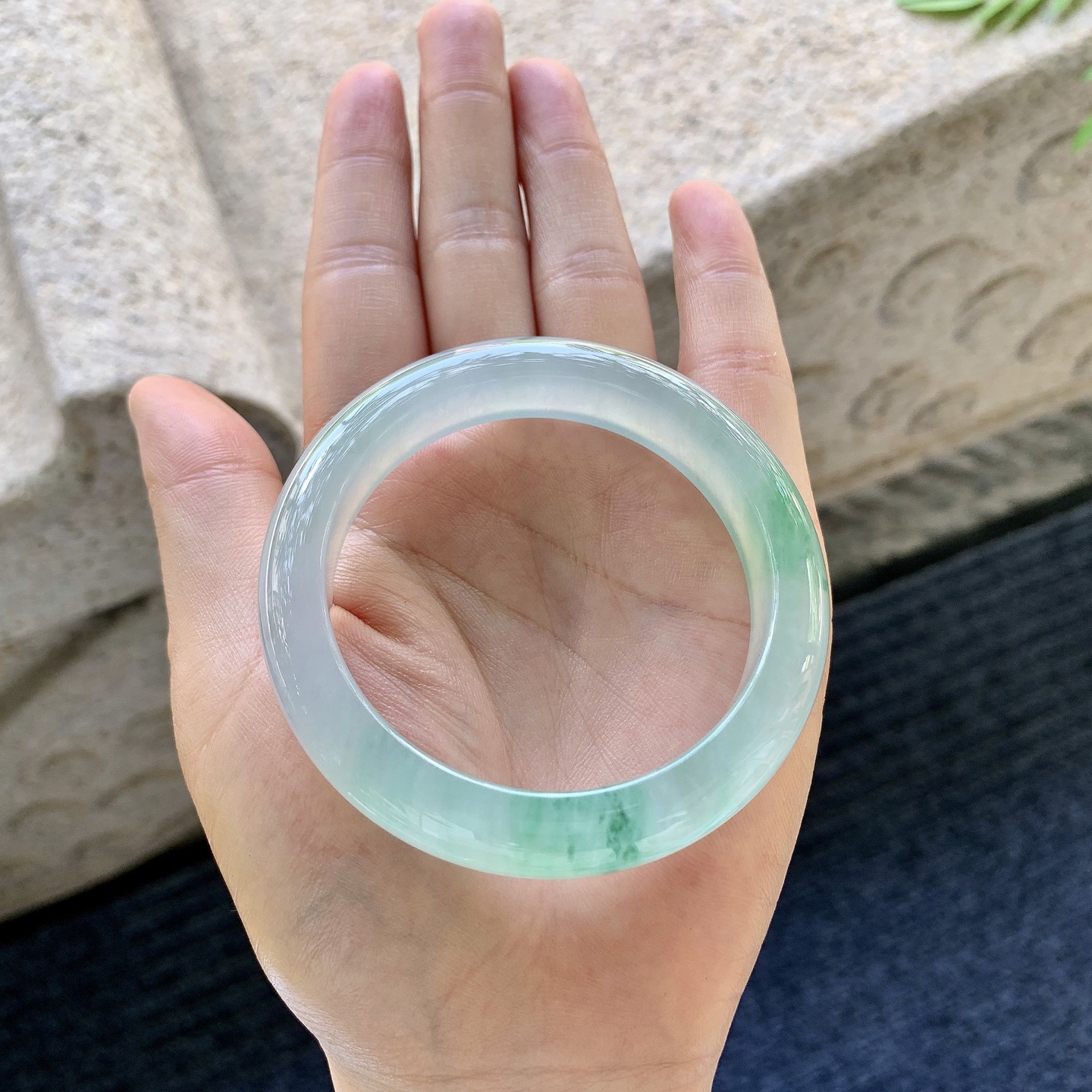 正圈 圈口52.7/11.8/8.3 编码GJ060559 冰种飘绿花，清透，水润，种老，细腻，无裂