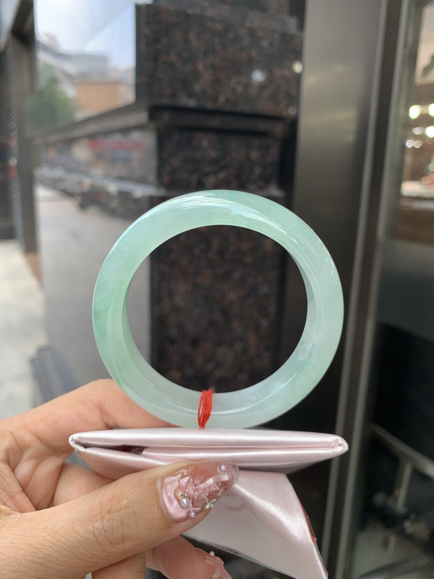 冰飘绿花正圈 55-8.8-11.9 0604-N889 打灯细纹，底妆冰润细腻，有洒金特色，春风十里不如腕间一抹绿，绿花如春日的嫩草，仙气缭绕，很有意境，古典优雅令人沉醉其中