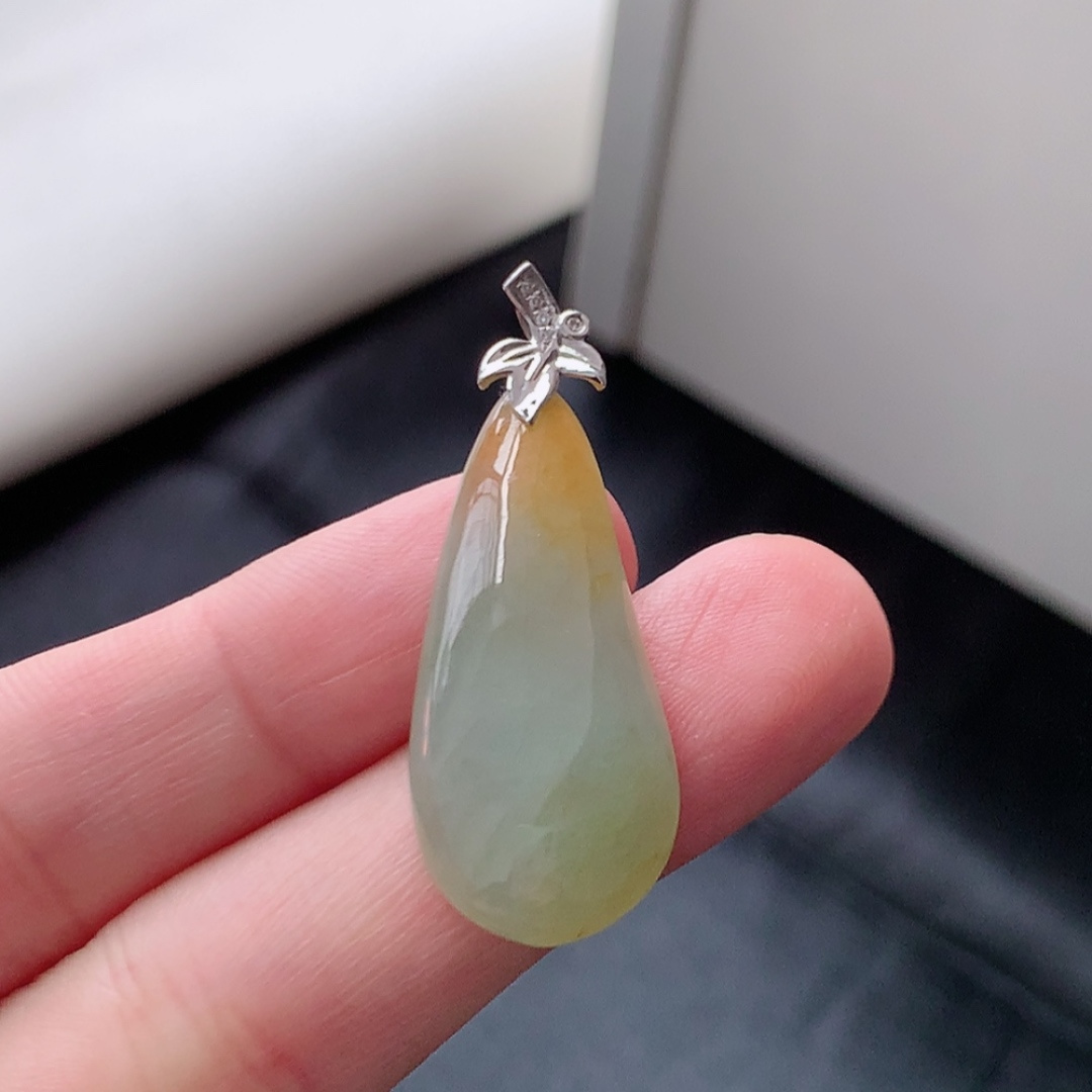 冰飘黄福瓜吊坠。翠色明媚 种老水润，饱满细腻，佩戴优雅时尚 货号35602，36.9-13.3-5.1