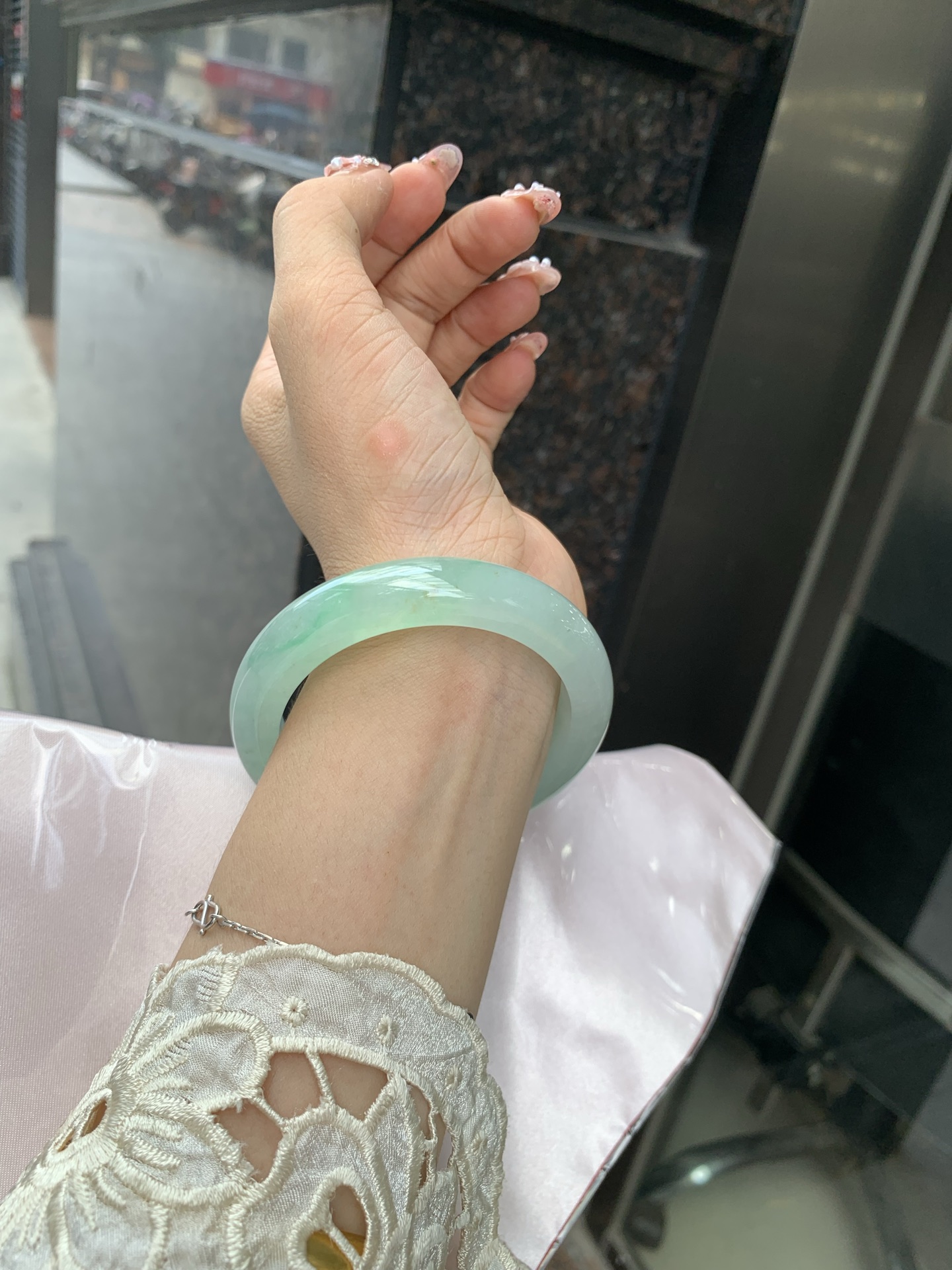 冰飘绿花正圈 55-8.8-11.9 0604-N889 打灯细纹，底妆冰润细腻，有洒金特色，春风十里不如腕间一抹绿，绿花如春日的嫩草，仙气缭绕，很有意境，古典优雅令人沉醉其中