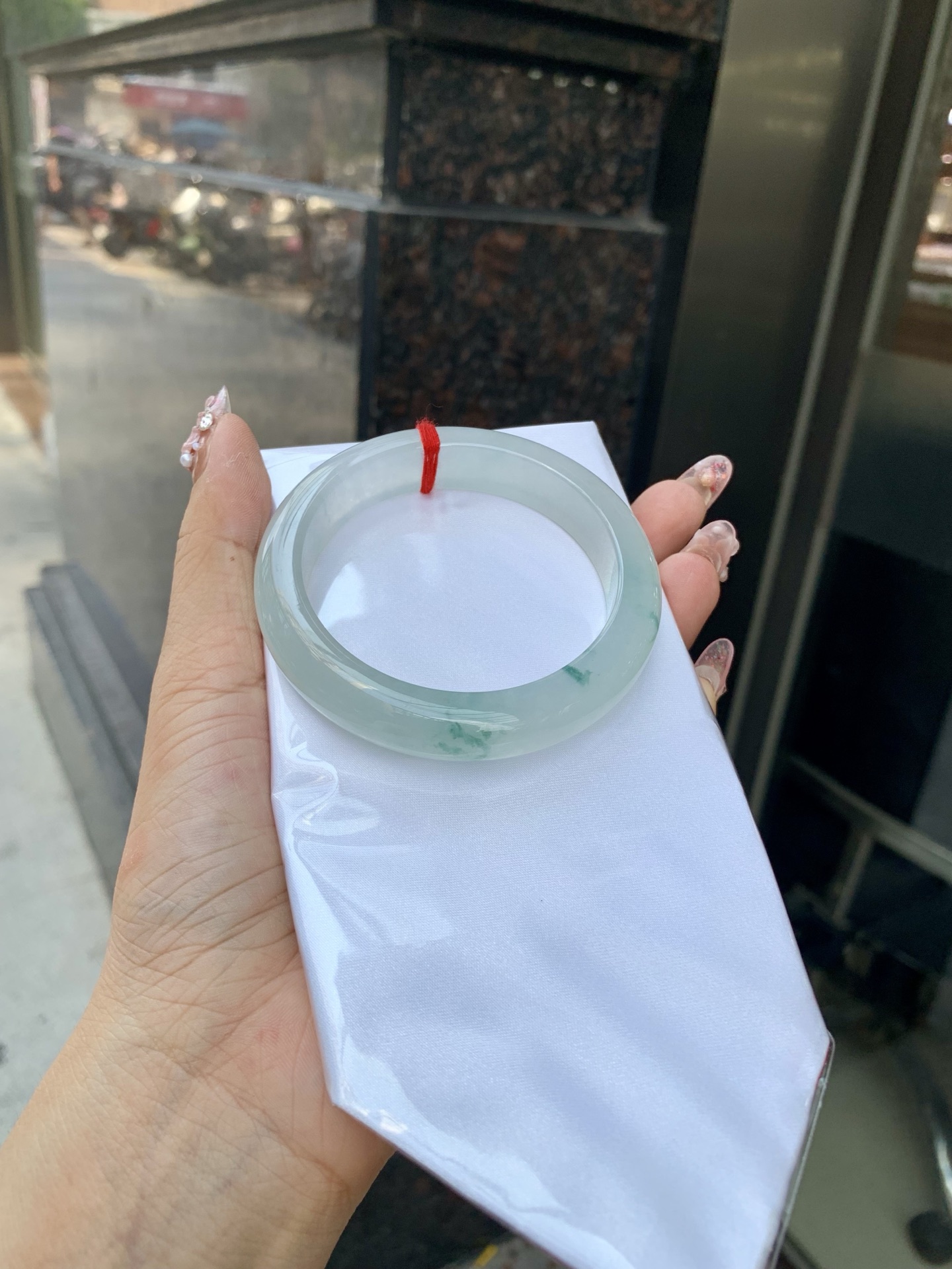 冰飘花正圈 55.3-8.5-12 0604-N887 打灯细纹，底妆冰润素白，冰底中开出了朵朵蓝花，飘花灵动飘逸，勾勒出一幅唯美诗意的山水意境画，古典优雅又秀气