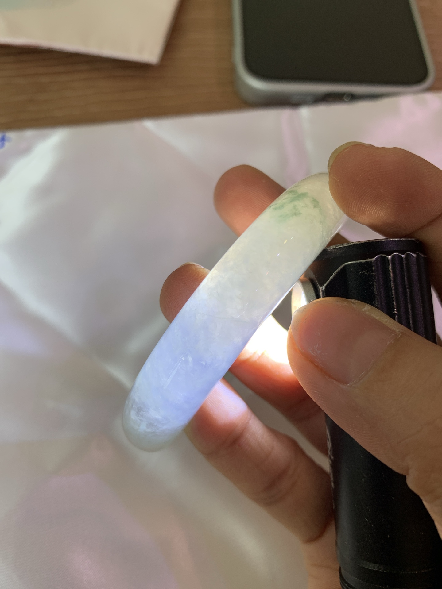 冰飘花正圈 55.3-8.5-12 0604-N887 打灯细纹，底妆冰润素白，冰底中开出了朵朵蓝花，飘花灵动飘逸，勾勒出一幅唯美诗意的山水意境画，古典优雅又秀气