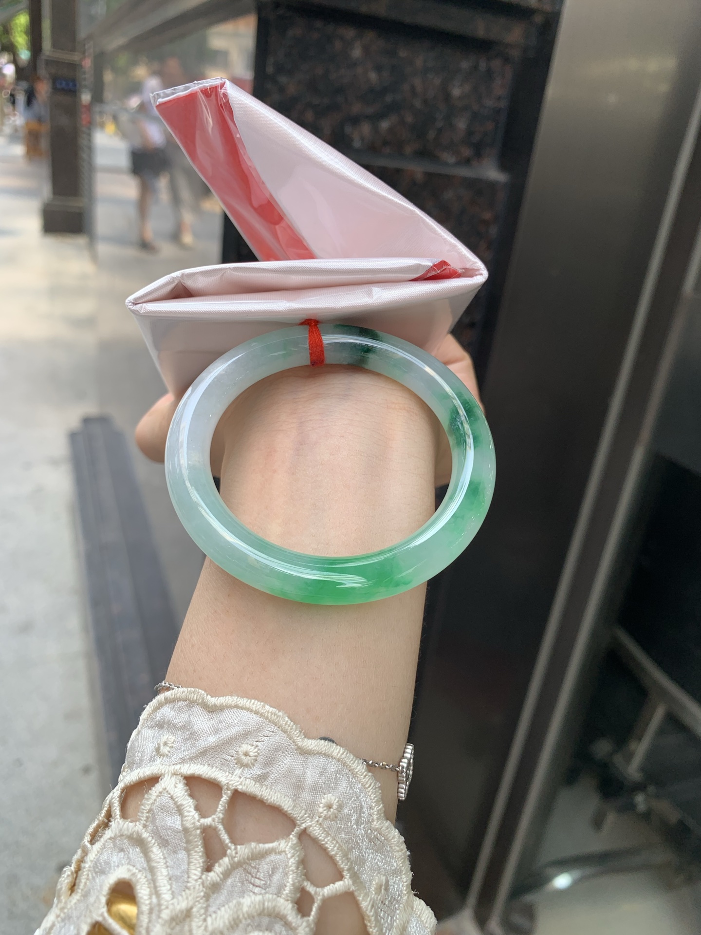 冰阳绿花美人条 50.3-8.6-8.4 0604-N890 底妆冰润细腻，春风十里不如腕间一抹绿，阳绿花如春日的嫩草，仙气缭绕，很有意境，古典优雅令人沉醉其中