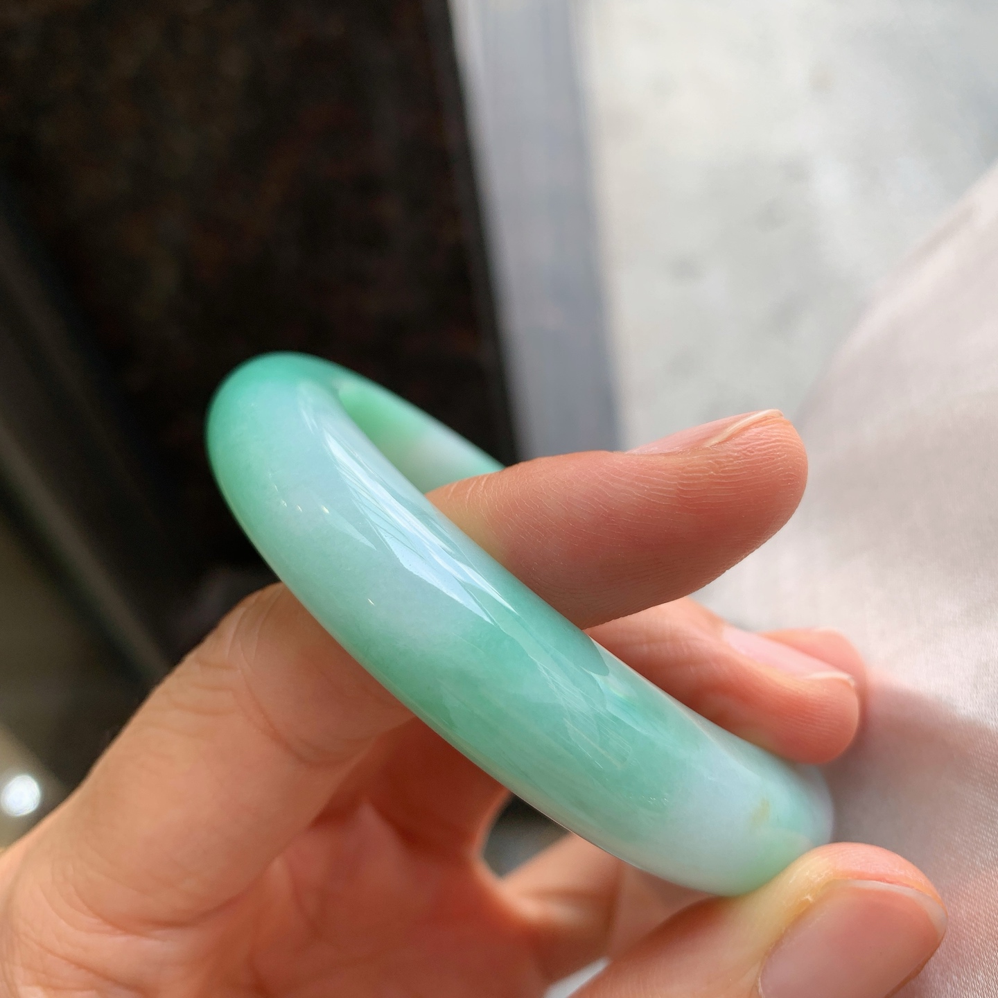 正圈飘绿 微细纹 尺寸：56.2/12.4/9.3 细腻