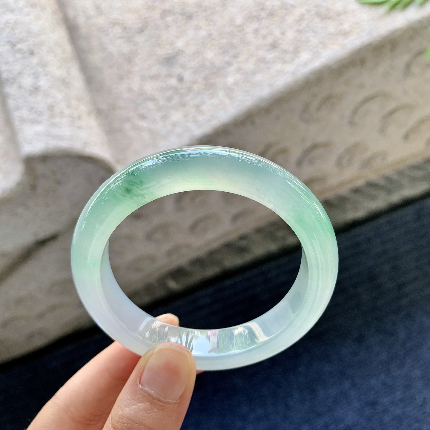 正圈 圈口52.7/11.8/8.3 编码GJ060559 冰种飘绿花，清透，水润，种老，细腻，无裂