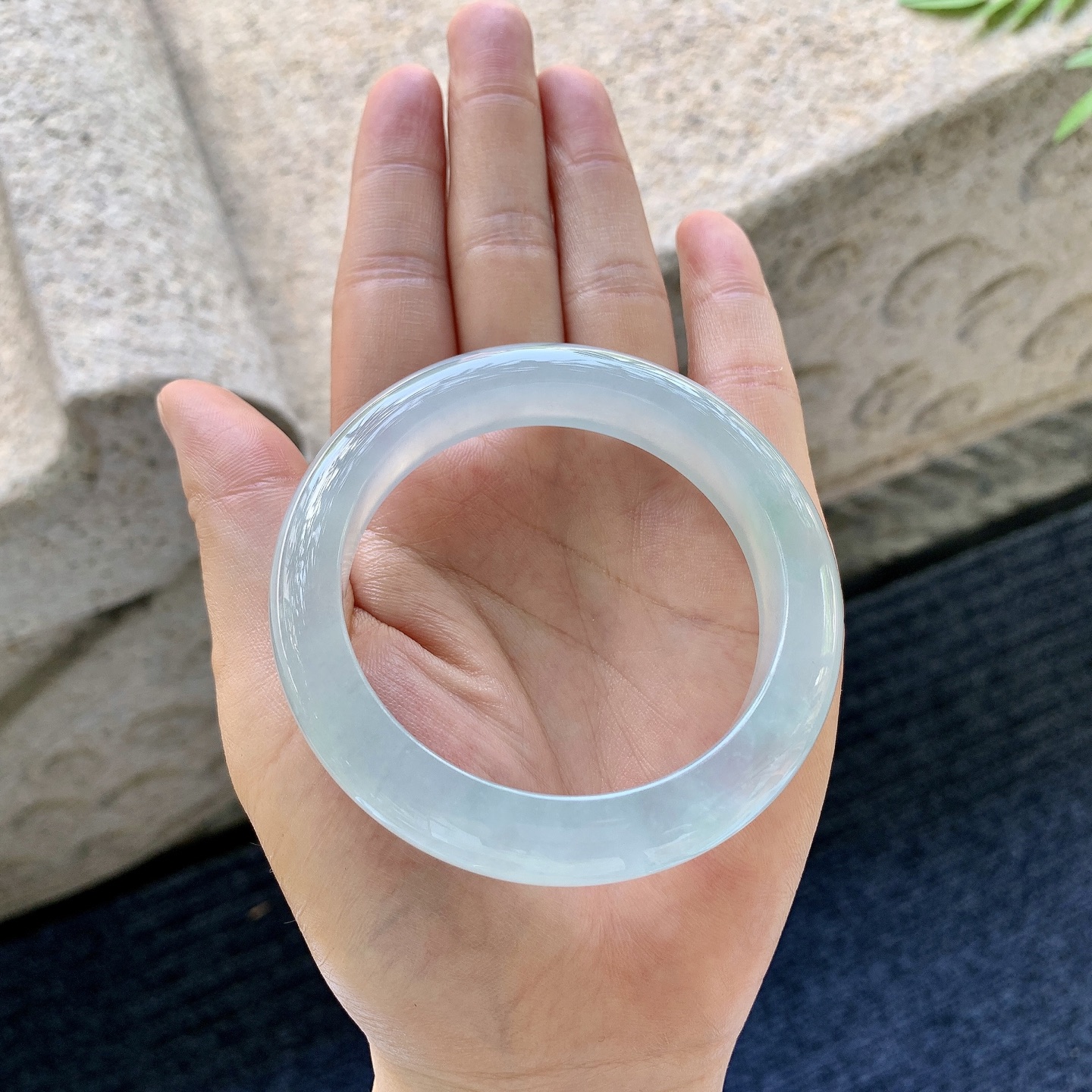 正圈53 54【圈口】53.8/12/9【编码】G7060551【描述】冰底色，水润，种老，细腻，打灯有絮线