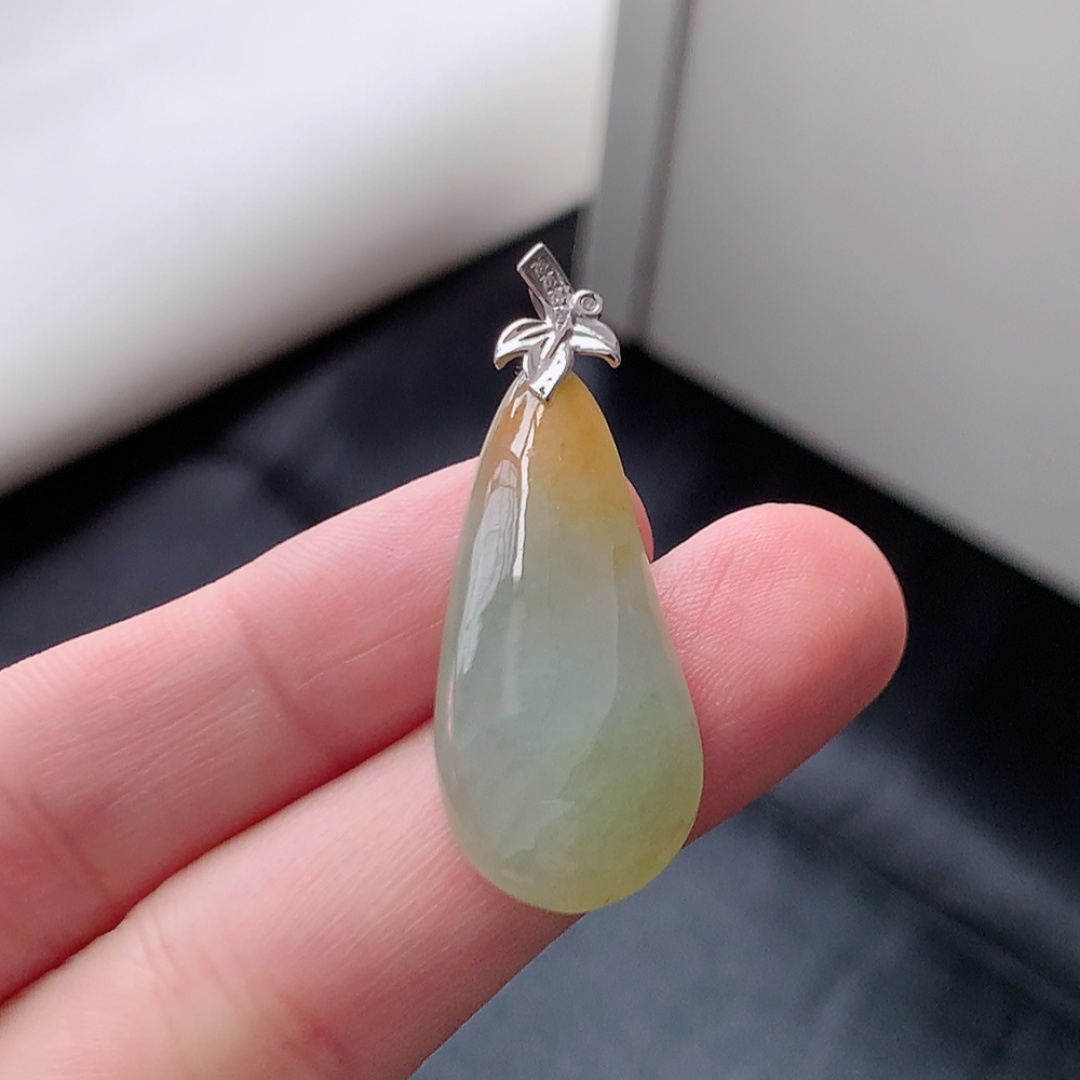 冰飘黄福瓜吊坠。翠色明媚 种老水润，饱满细腻，佩戴优雅时尚 货号35602，36.9-13.3-5.1
