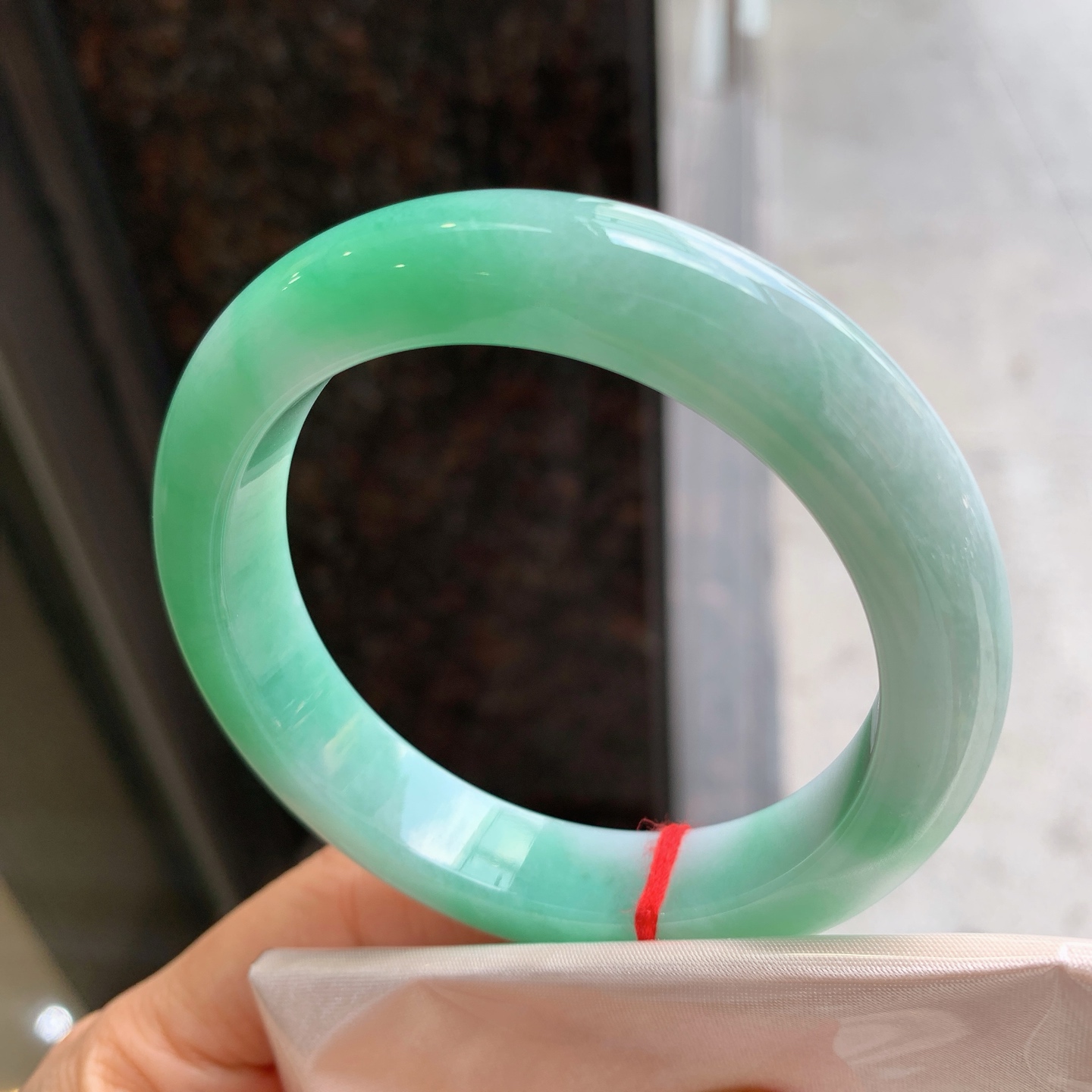 正圈飘绿 微细纹 尺寸：56.2/12.4/9.3 细腻