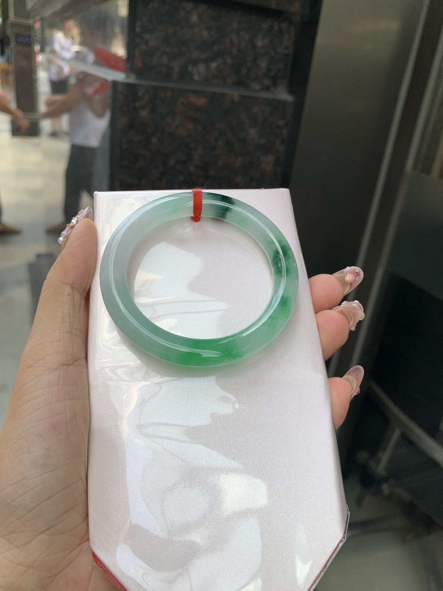冰阳绿花美人条 50.3-8.6-8.4 0604-N890 底妆冰润细腻，春风十里不如腕间一抹绿，阳绿花如春日的嫩草，仙气缭绕，很有意境，古典优雅令人沉醉其中