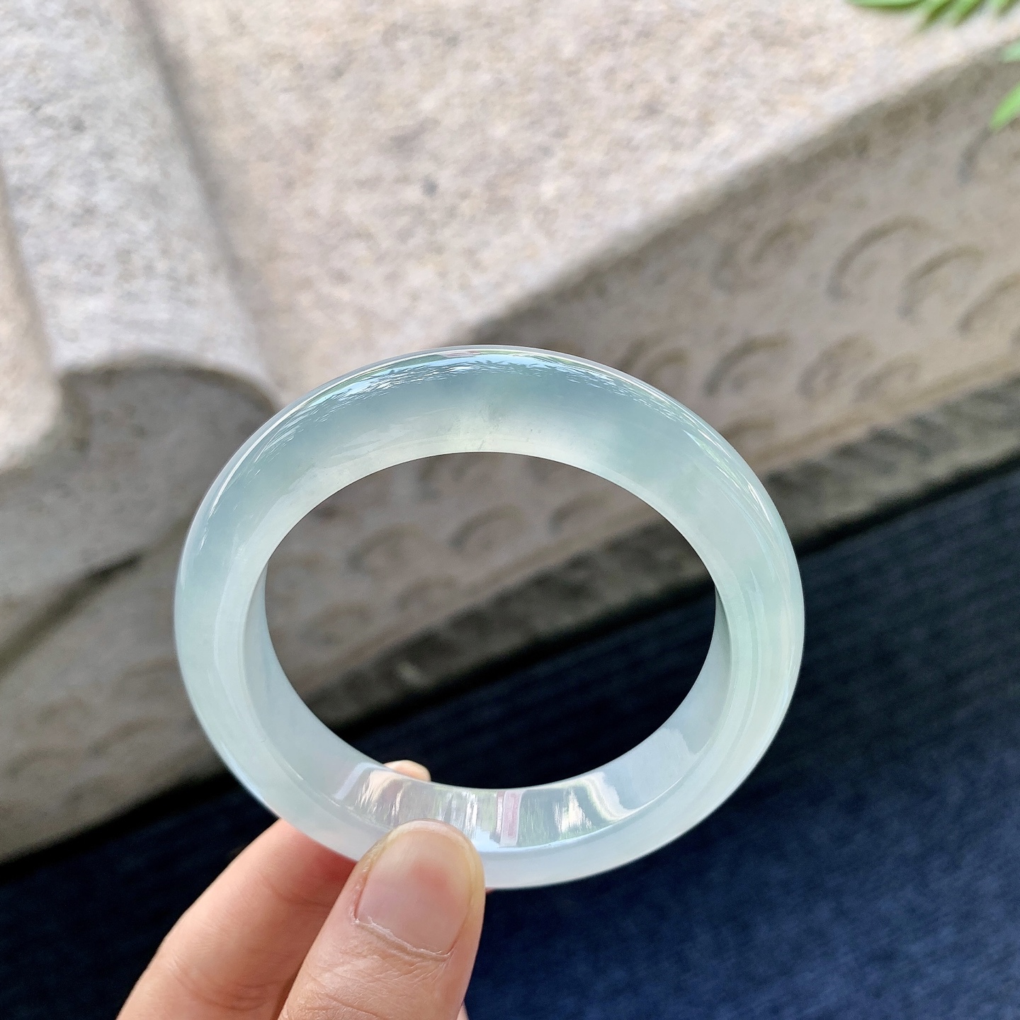 正圈53 54【圈口】53.8/12/9【编码】G7060551【描述】冰底色，水润，种老，细腻，打灯有絮线