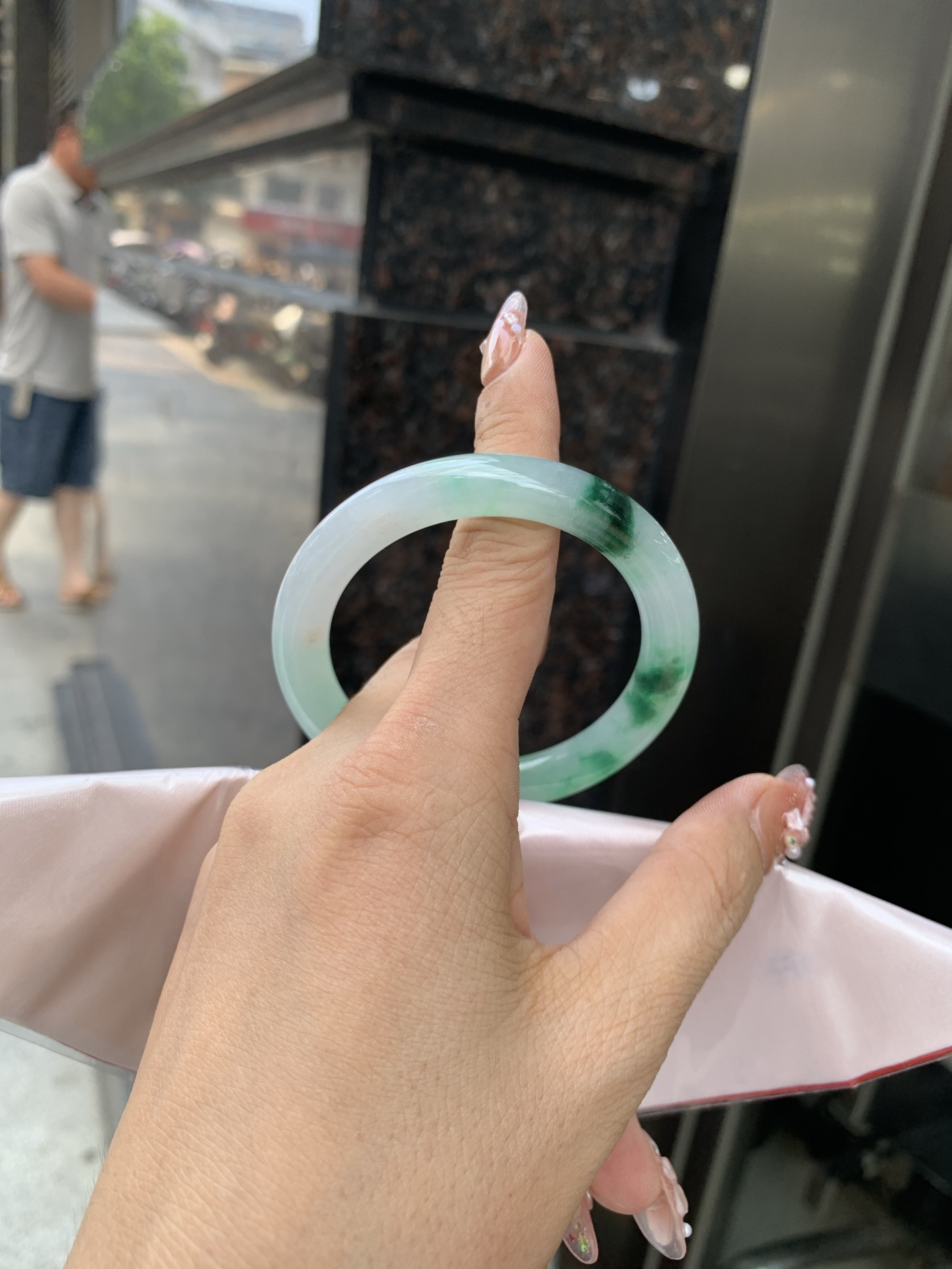 冰阳绿花美人条 50.3-8.6-8.4 0604-N890 底妆冰润细腻，春风十里不如腕间一抹绿，阳绿花如春日的嫩草，仙气缭绕，很有意境，古典优雅令人沉醉其中
