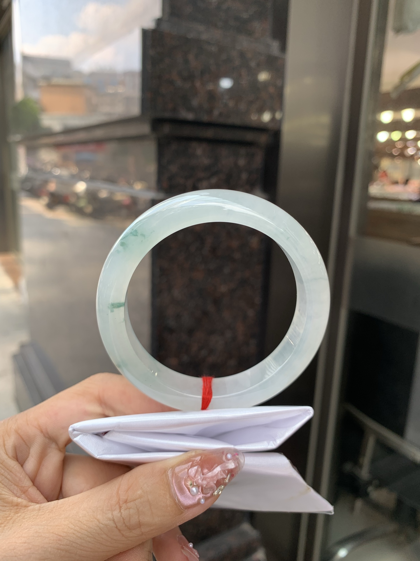 冰飘花正圈 55.3-8.5-12 0604-N887 打灯细纹，底妆冰润素白，冰底中开出了朵朵蓝花，飘花灵动飘逸，勾勒出一幅唯美诗意的山水意境画，古典优雅又秀气