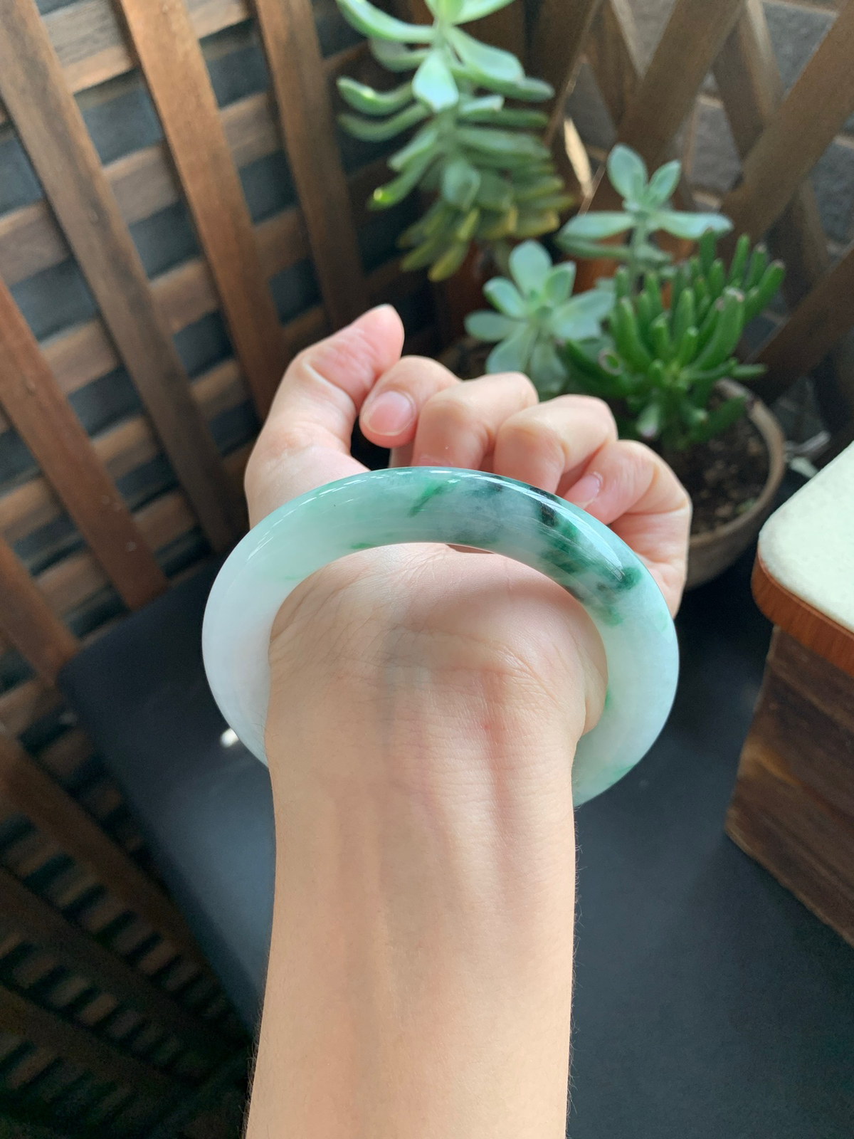 60.7圈口飘花圆条手镯