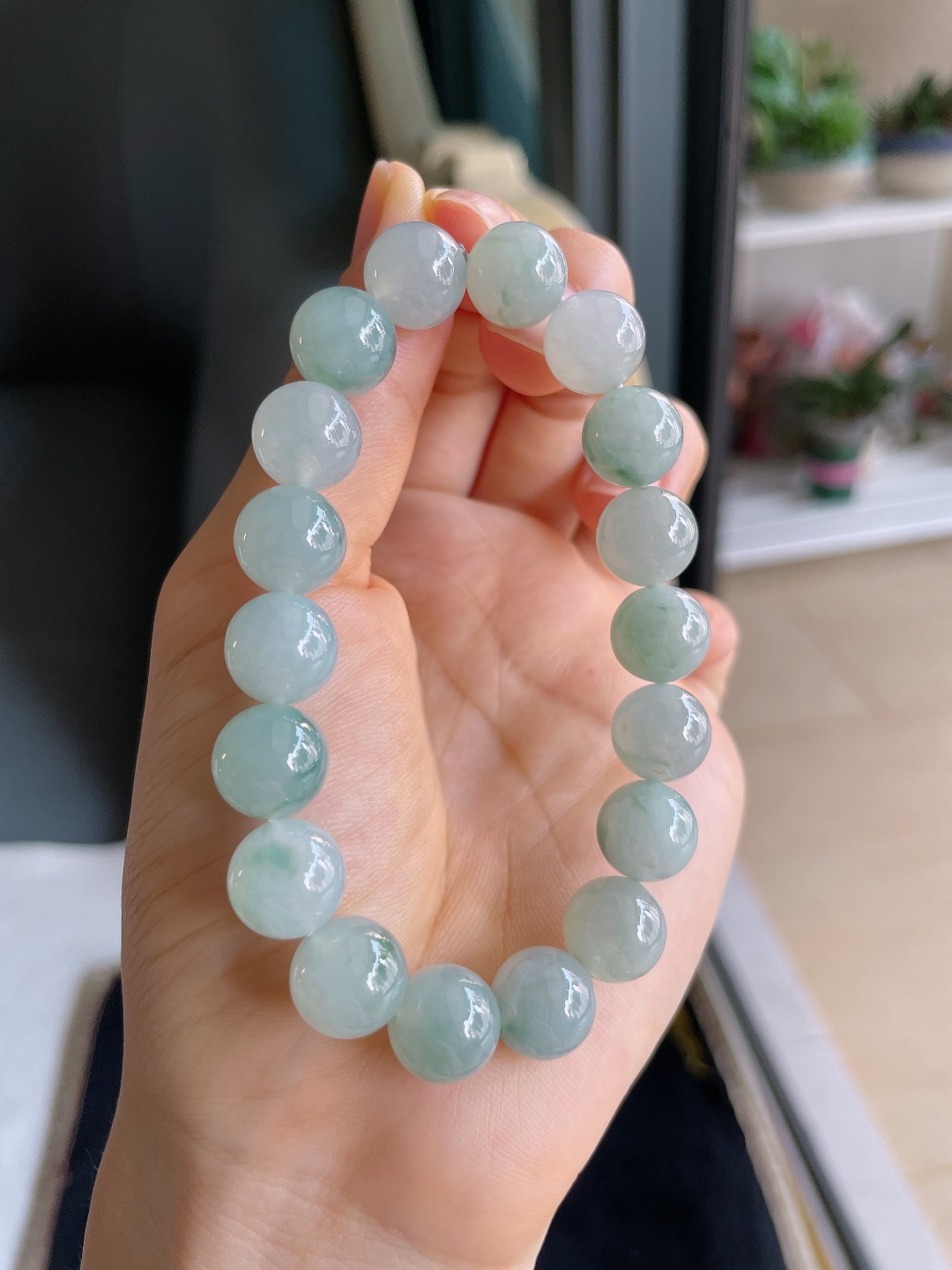 天然翡翠A货，冰飘花手串，尺寸：10.8mm。【编3358】