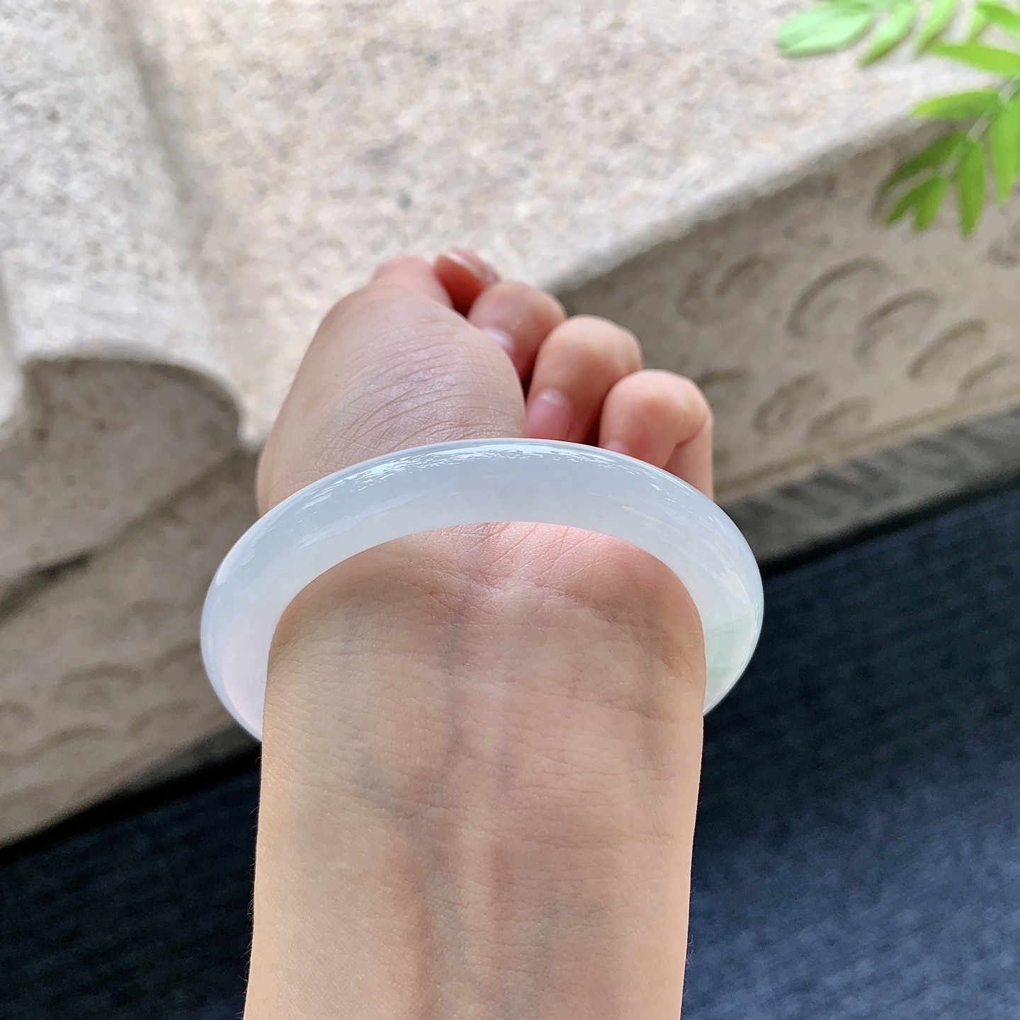圆条52 53【圈口】53.5/9/9【编码】HJ060603【描述】糯冰飘绿，水润，种老，细腻，有棉纹