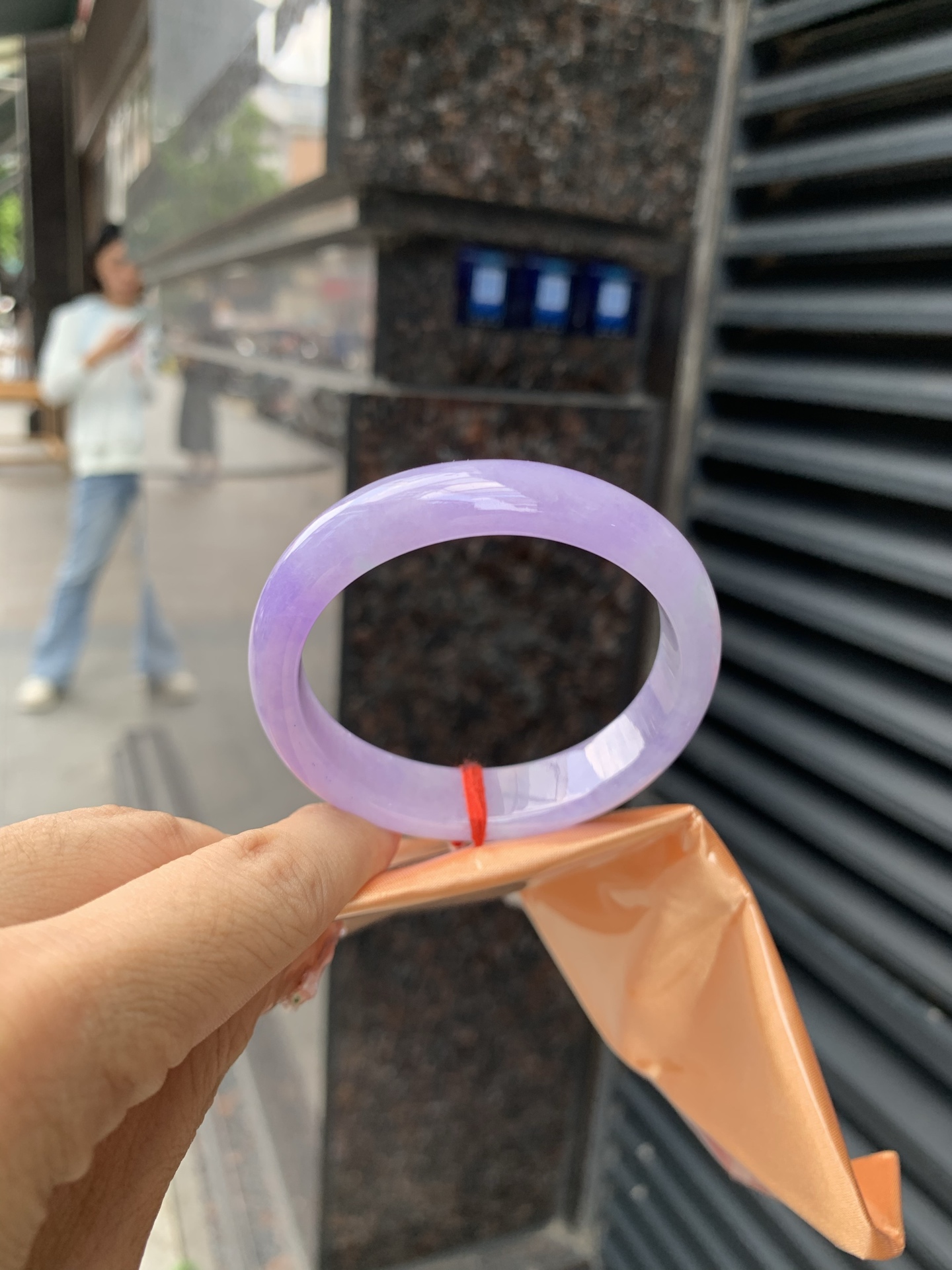 0605-N900，打灯细纹，底妆水润，满圈吸睛抢眼，浪漫迷人，仙气飘飘，优雅高贵显气质，感满满，满满底色均匀不失色，不同光线不一样视觉感受
