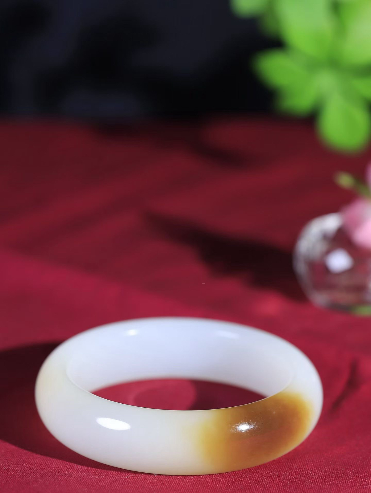 （温柔雅致.手镯）

珍藏级️和田玉糖白玉手镯。镯型饱满，温润细腻，脂润沁香。️执一卷书，沏一盏茶，着一袭裙，戴一只镯。淡淡浅笺，素心若兰，静赏玉中诗画。悠悠岁月，芊手轻摘，盛满诗样芳华。重75克   尺寸56.5-16.7-9mm    FDA-32501800
