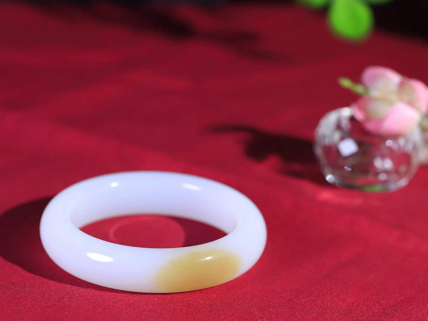 【腕间柔情.手镯】   

收藏级臻品️和田玉糖白玉手镯 玉质温润细腻 油性十足 古朴秀雅 轻抚岁月的栏杆软香温玉，腕间玉镯轻轻晃动，令人情动心间，撷一缕月末的芬芳，把心思铺陈，时光静美，惟有你最温柔。重71克   尺寸55-14.8-9.6mm  46501755A