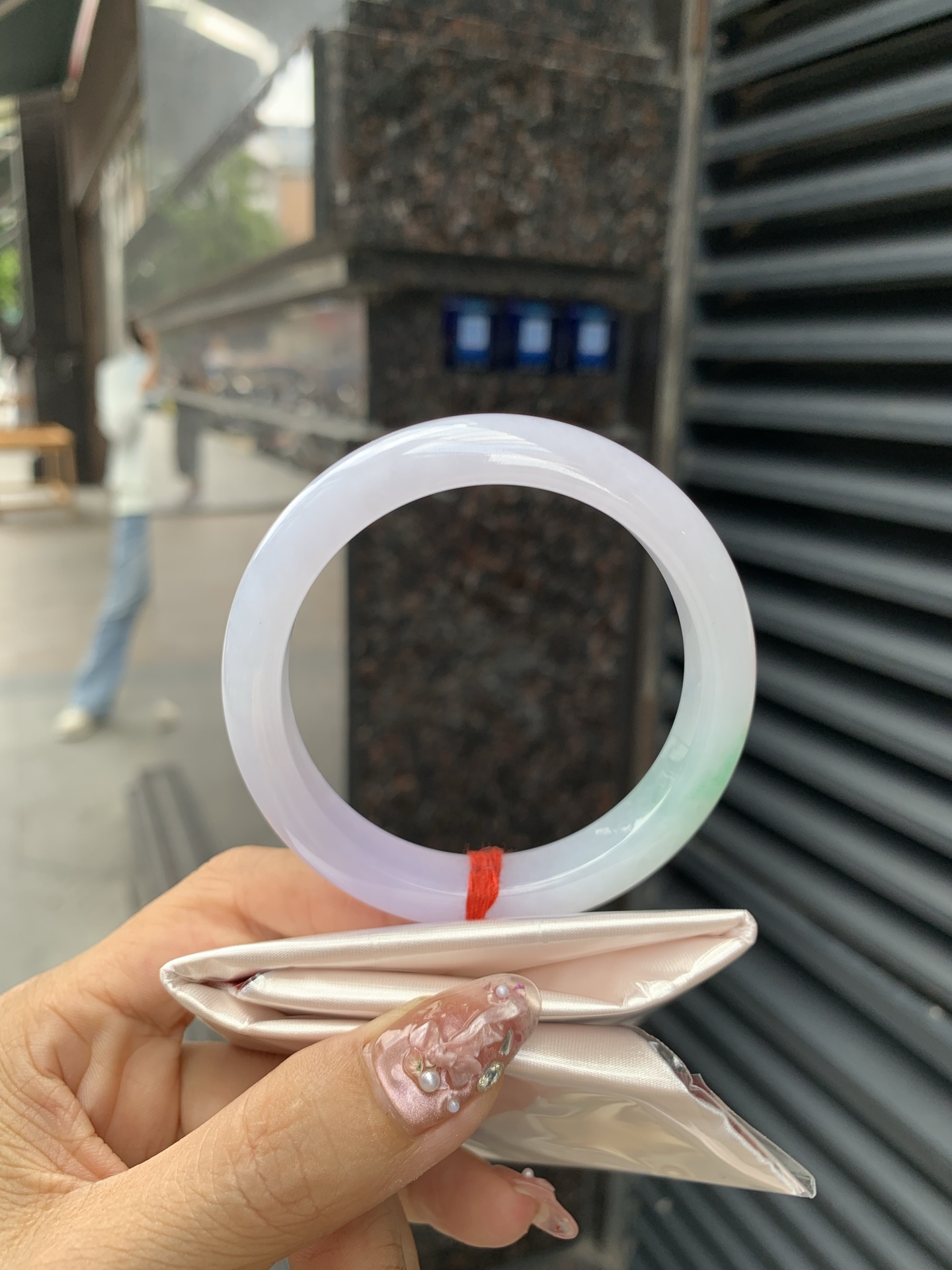 淡春彩正圈 0605-N906 无裂，底妆水润细腻，淡淡粉底与绿花搭配，宛如春天的繁华。在岁月的长河流转中绽放着独特的魅力，气质温婉而迷人。