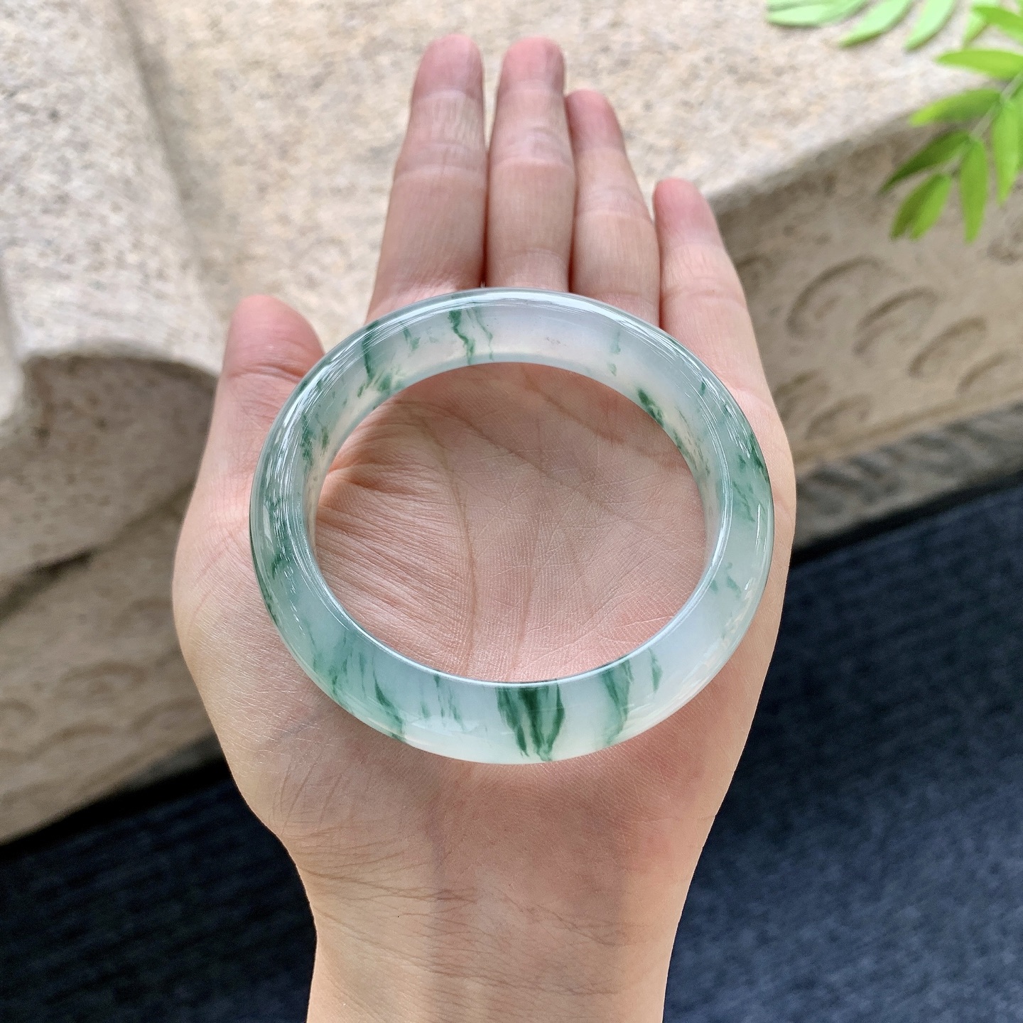 正圈52 53【圈口】53.4/12/8【编码】A1060629【描述】冰糯飘花，水润，种老，细腻，