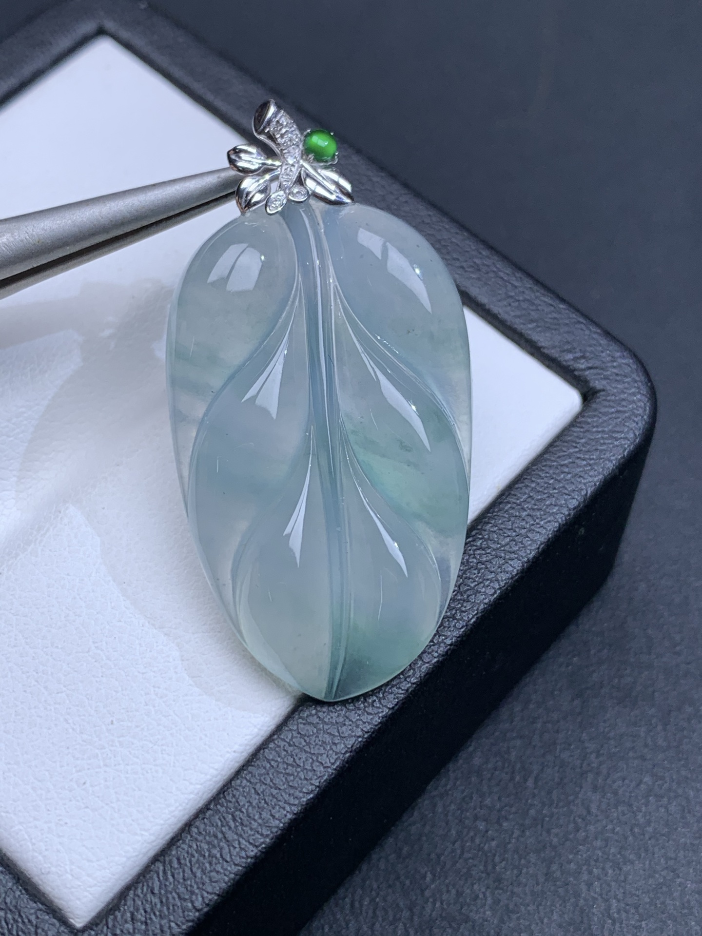 18k金镶嵌冰种飘花叶子吊坠 整体40-21-4.2