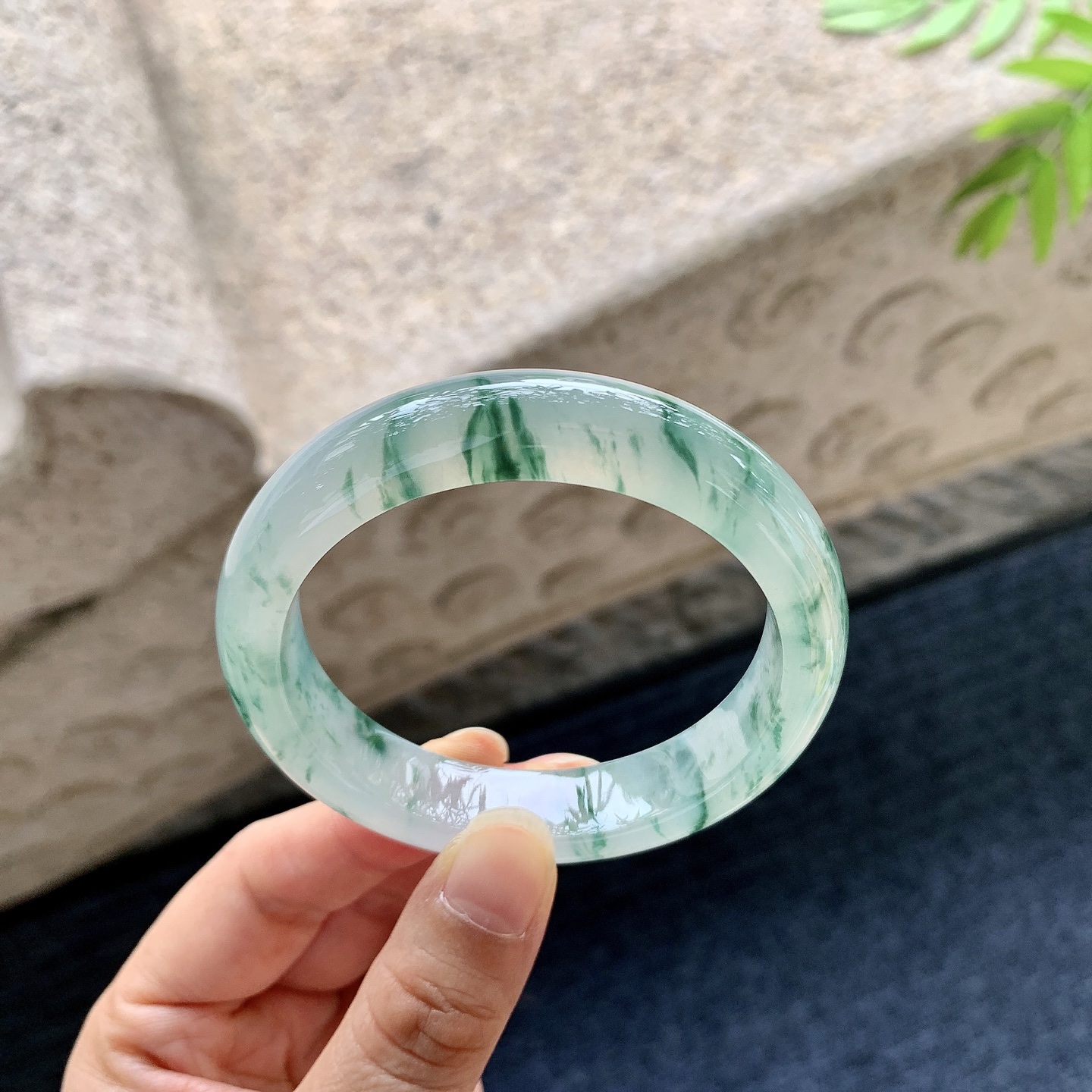 正圈52 53【圈口】53.4/12/8【编码】A1060629【描述】冰糯飘花，水润，种老，细腻，打灯有棉絮