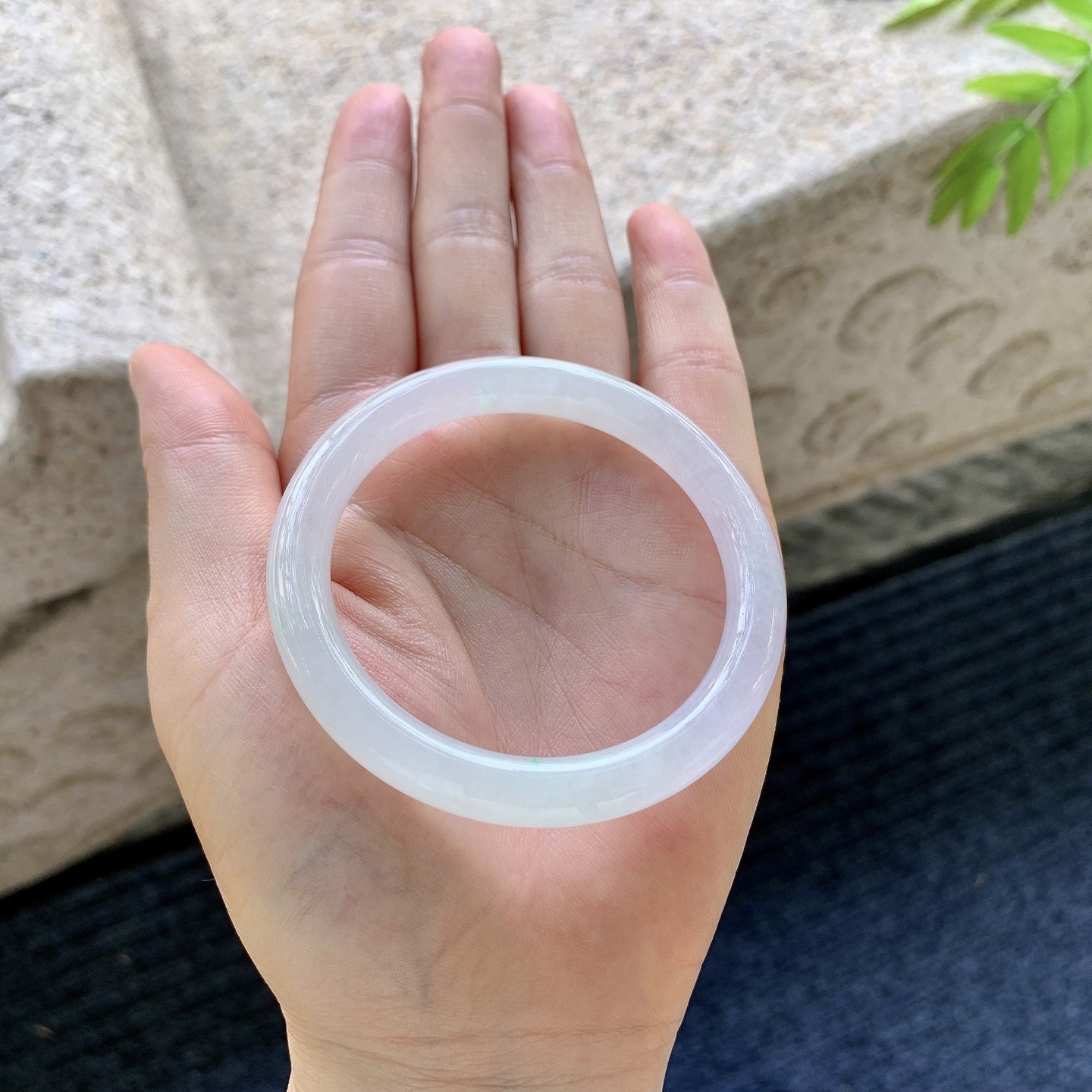 圆条49 50，圈口50.7/7.7/7.5，编码B2081393，糯冰春彩，水润，种老，细腻，打灯有棉线