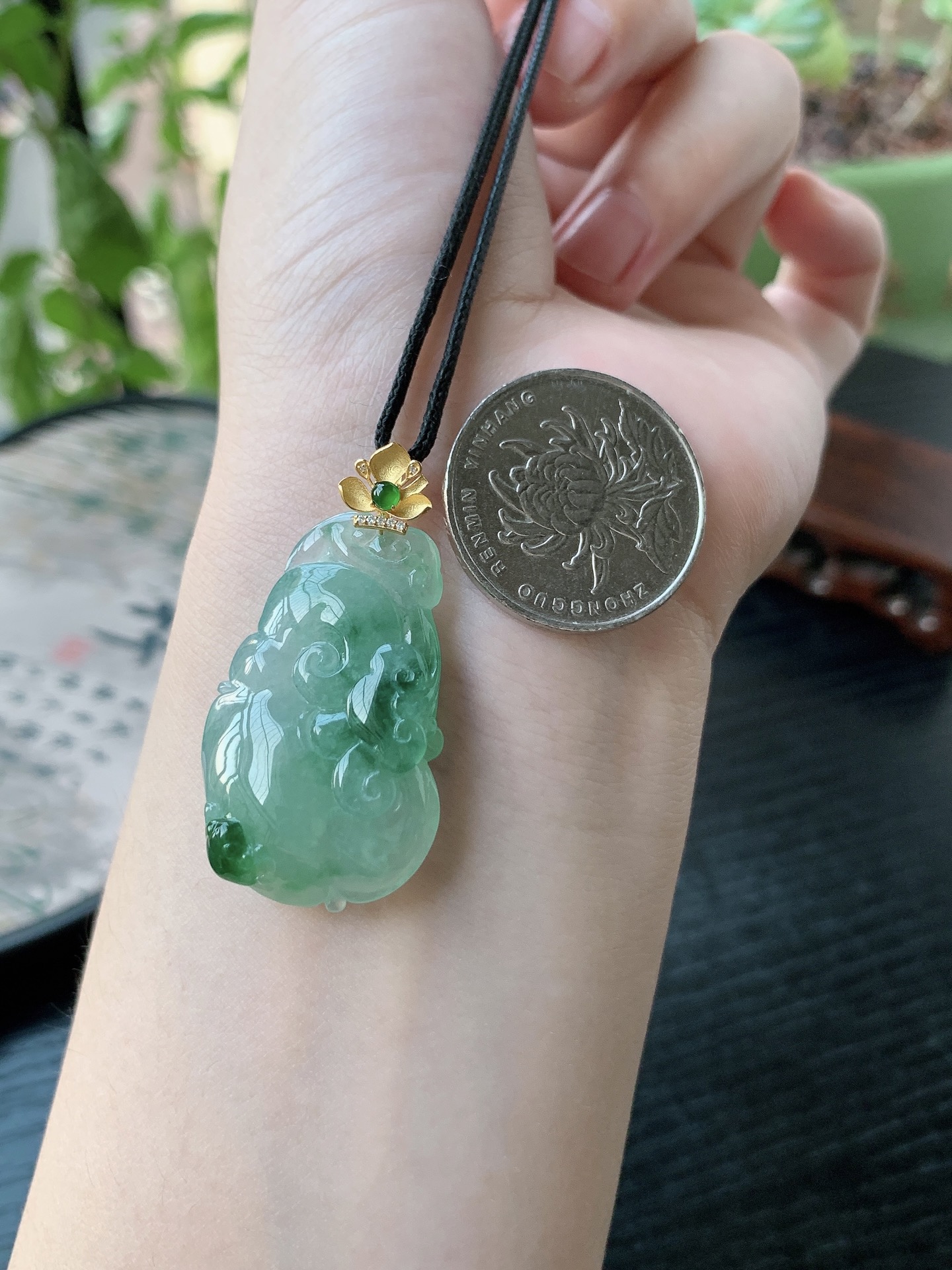 18k金镶嵌老坑冰种胶感飘花如意吊坠 裸石尺寸:35.7-22-8.8mm