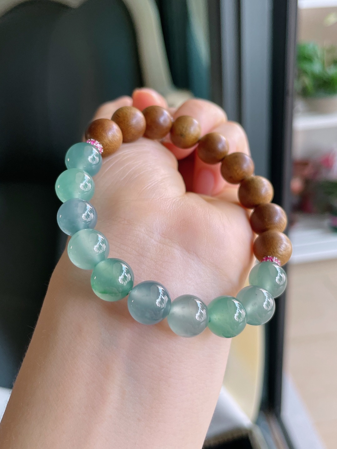 天然翡翠A货，冰多宝搭配沉香木手串，尺寸：10mm。【编3864】