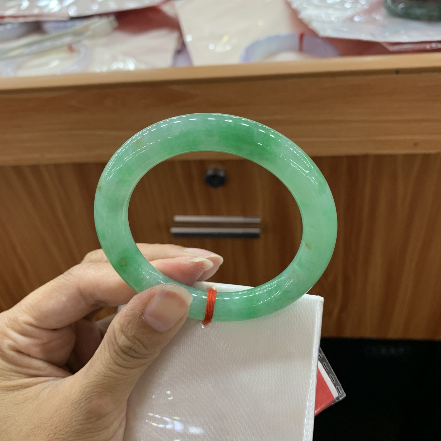 060436JM 飘绿圆条翡翠手镯 53.8-10