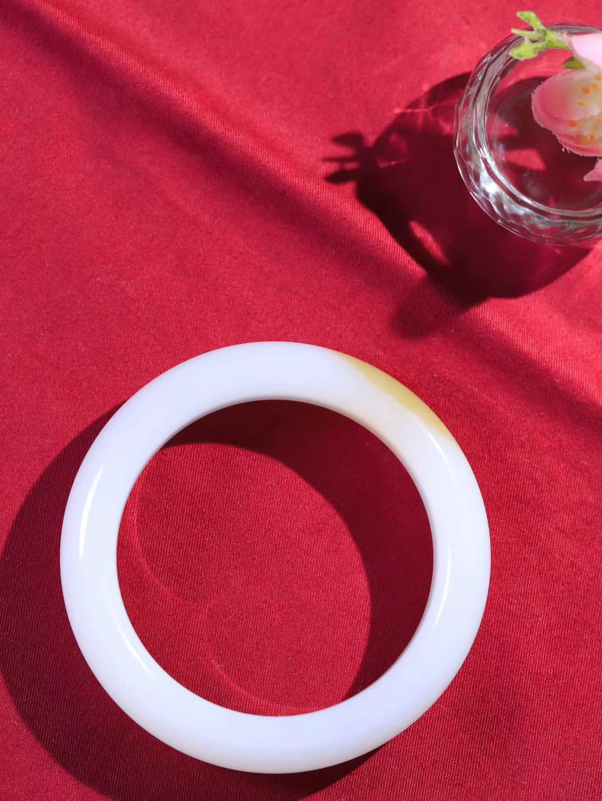 【腕间柔情.手镯】   

收藏级臻品️和田玉糖白玉手镯 玉质温润细腻 油性十足 古朴秀雅 轻抚岁月的栏杆软香温玉，腕间玉镯轻轻晃动，令人情动心间，撷一缕月末的芬芳，把心思铺陈，时光静美，惟有你最温柔。重71克   尺寸55-14.8-9.6mm  46501755A