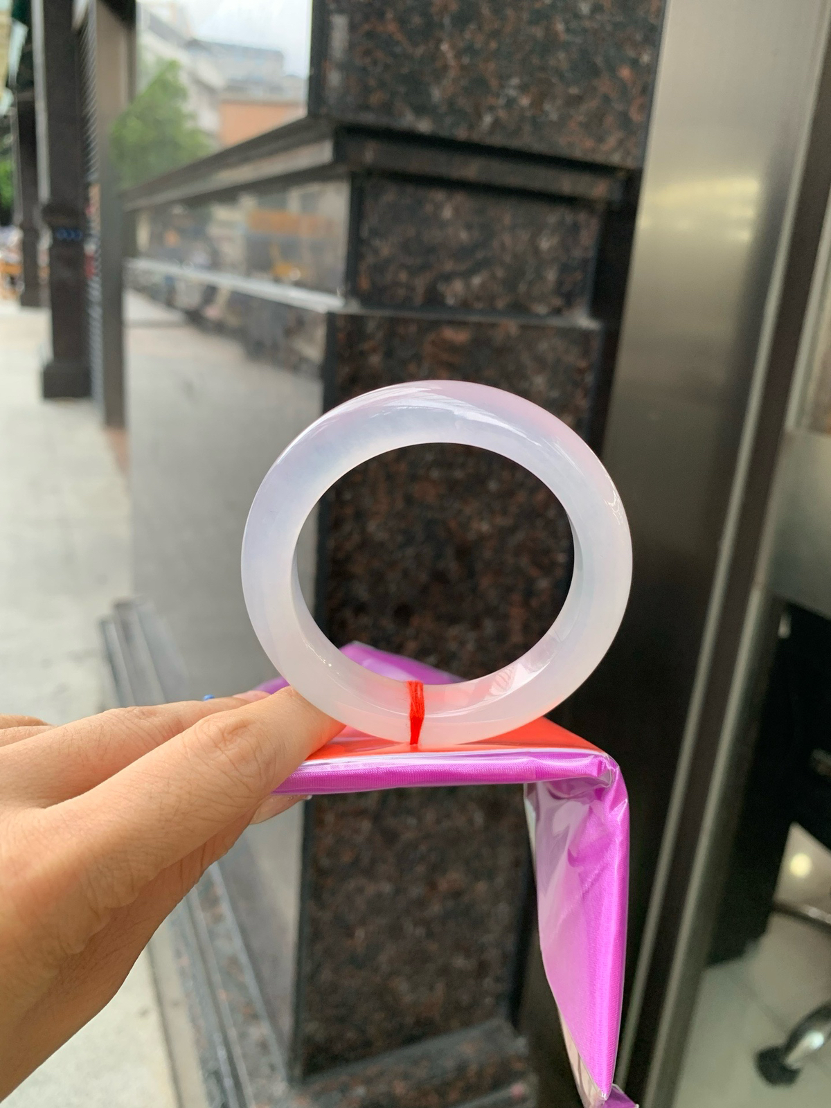 白冰正圈
56-9.6-12
底妆冰透起光，一腕清透，不挑肤色年龄，时尚简约，无色亦动人..