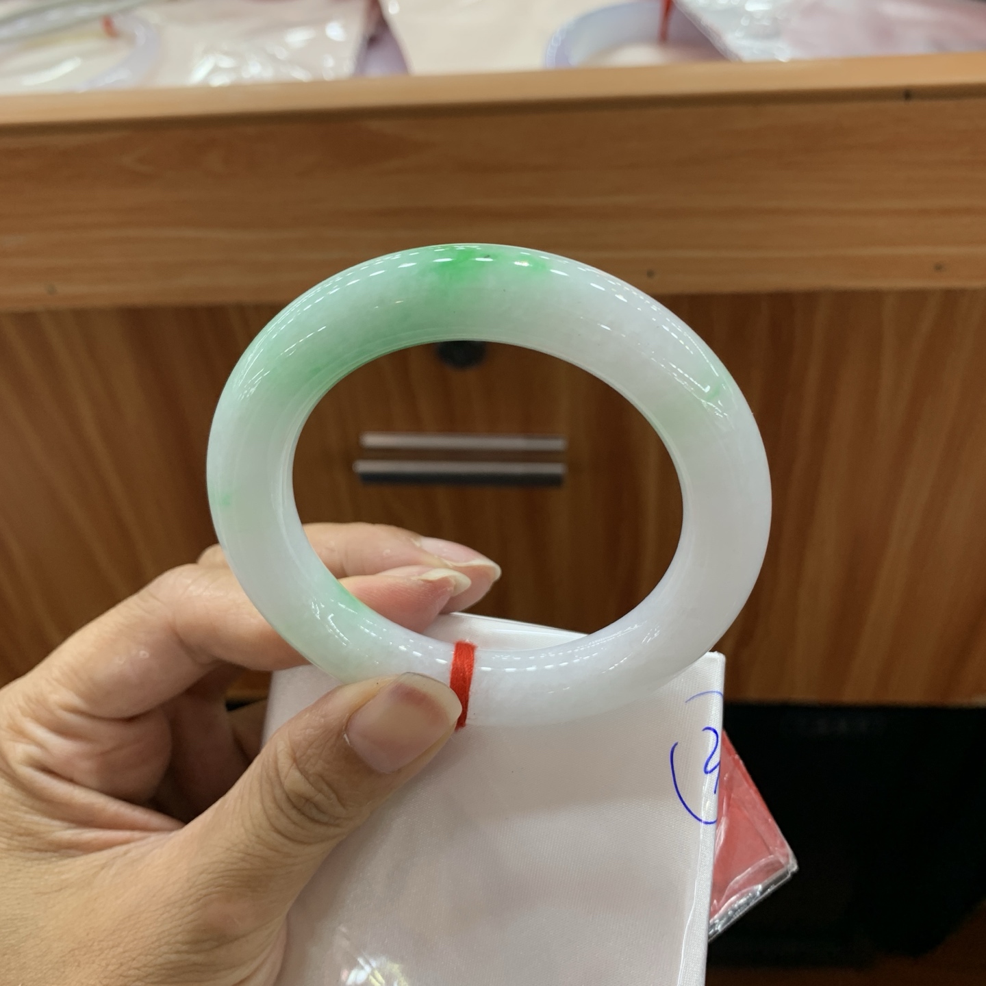 白底青飘绿圆条翡翠手镯 53.4-11.3-11.1