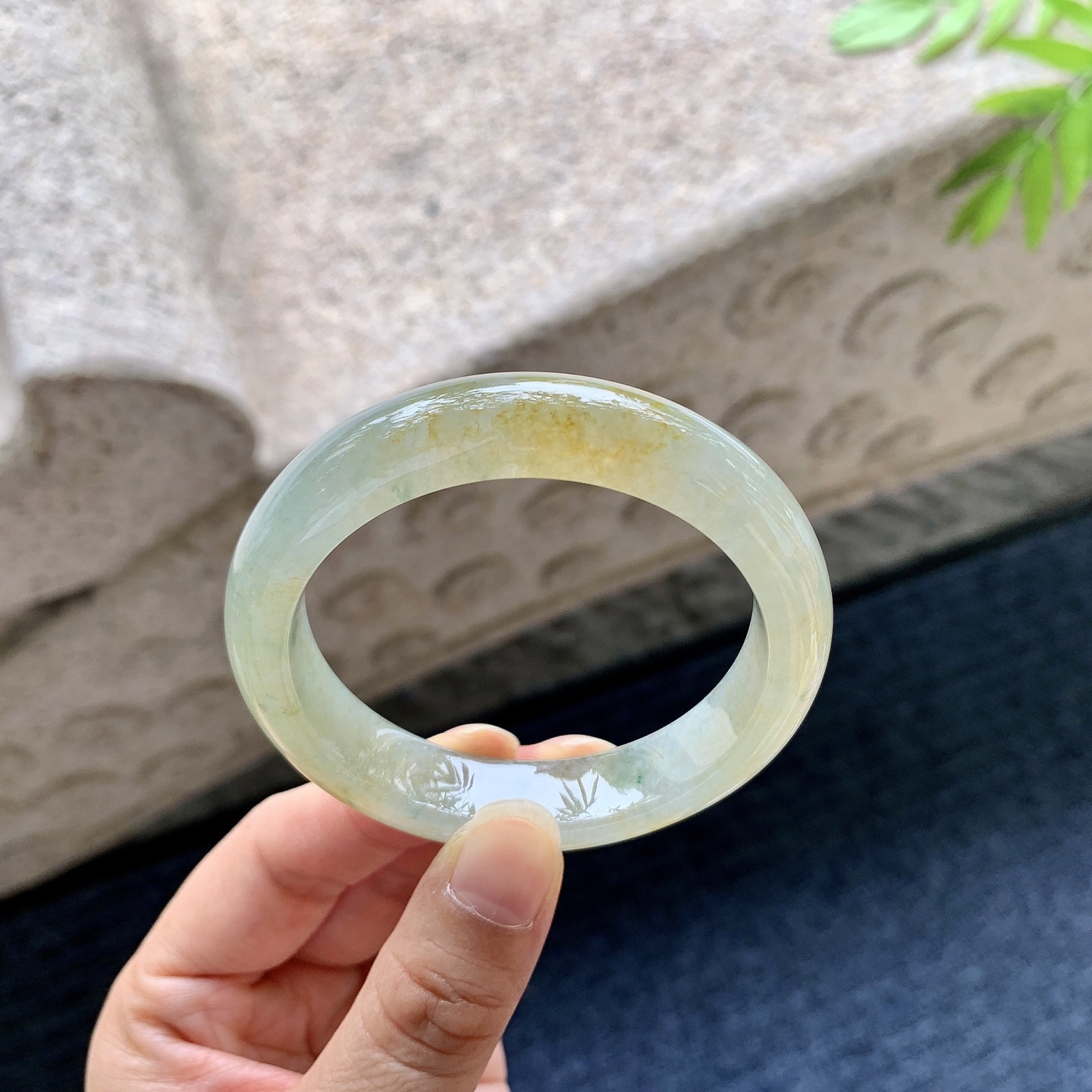 正圈50 51【圈口】51/11.7/8【编码】HJ060601【描述】糯冰黄翡，水润，种老，细腻，无裂