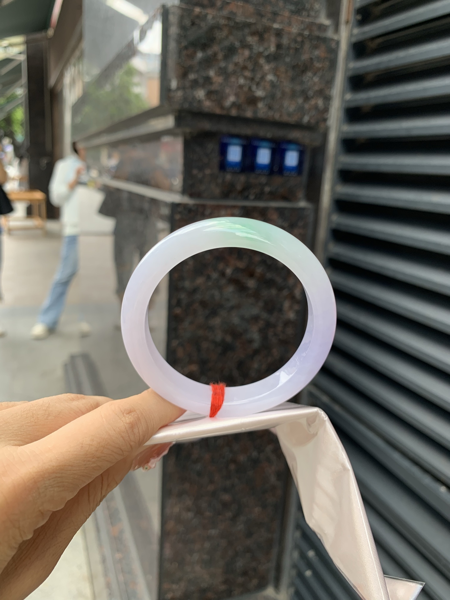 淡春彩正圈 0605-N906 无裂，底妆水润细腻，淡淡粉底与绿花搭配，宛如春天的繁华。在岁月的长河流转中绽放着独特的魅力，气质温婉而迷人。