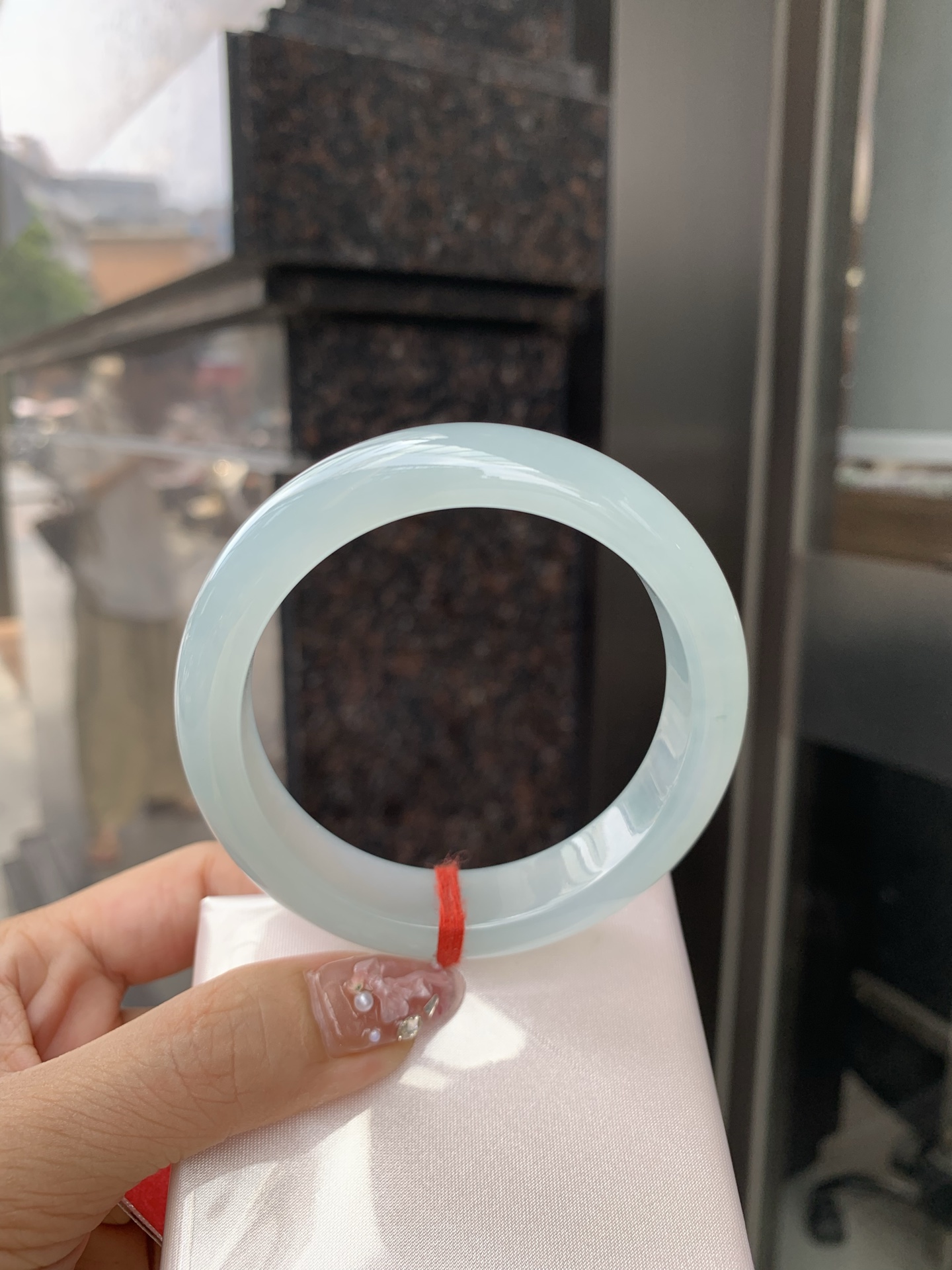 冰晴绿宽版正圈 0605-N903 无裂，底妆冰胶十足，满圈晴绿均匀分布，像初春嫩芽落入清泉，均匀柔和，抬眼就是一片宁静感