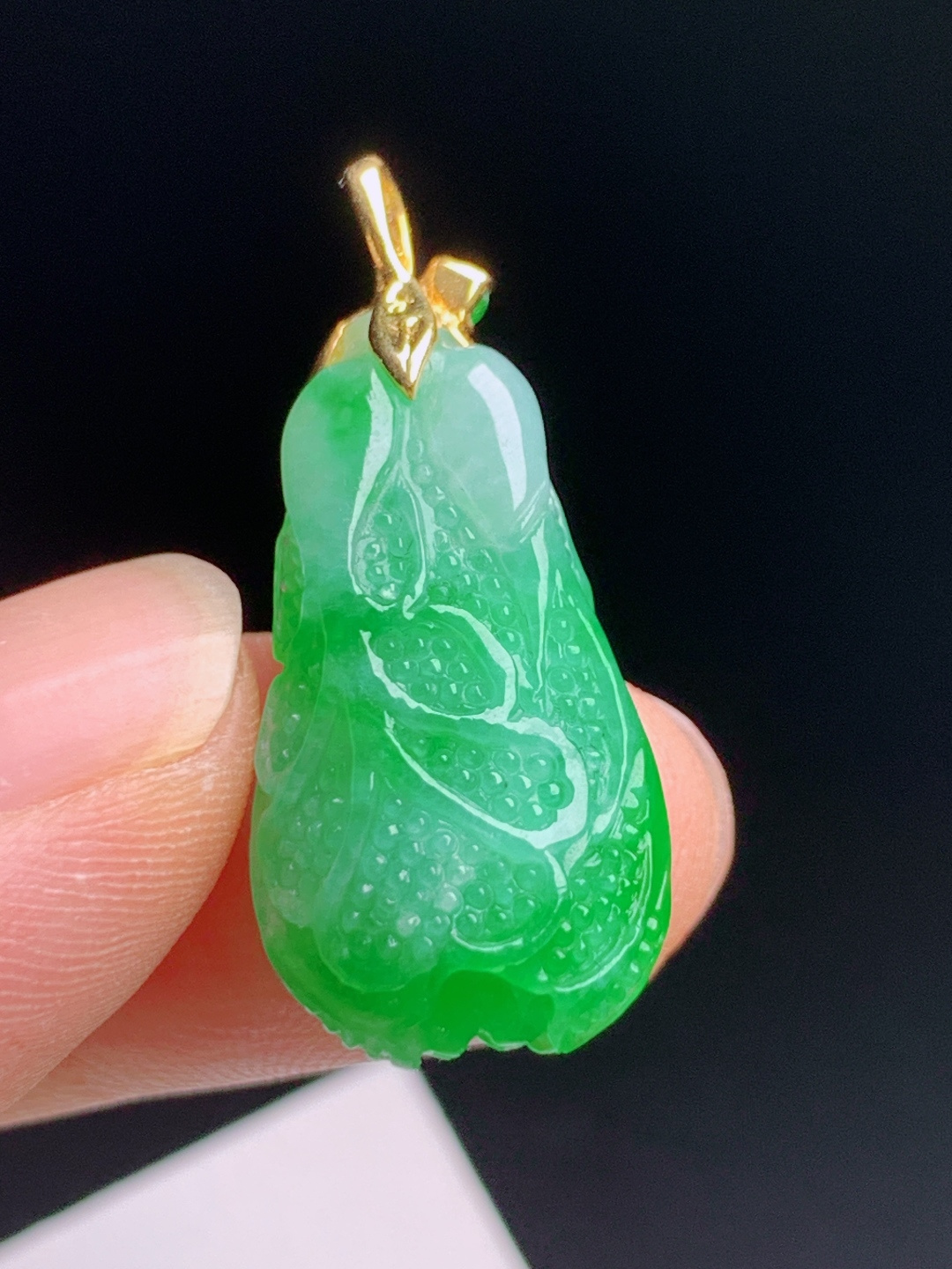 正阳绿白菜吊坠 糯冰种底翠色浓辣明艳，雕纹细致栩栩如生，18K金钻精工镶扣 整体31.5 520603