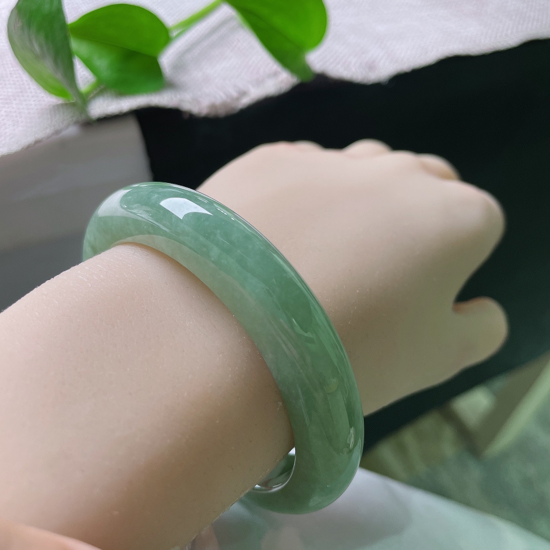 55.7/12/8.5，绿底正圈，颜色分布均匀，素雅，百搭，一点皮纹，ss54450a
