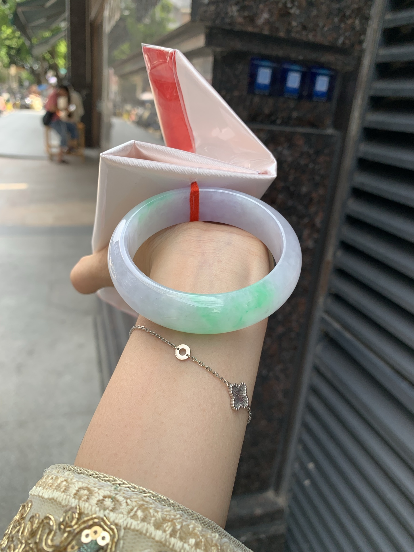 春彩宽版正圈 58.7-8-16.5 0605-N884 打灯棉线，底妆水润细腻，淡淡粉底与绿花搭配，宛如春天的繁华。在岁月的长河流转中绽放着独特的魅力，气质温婉而迷人。